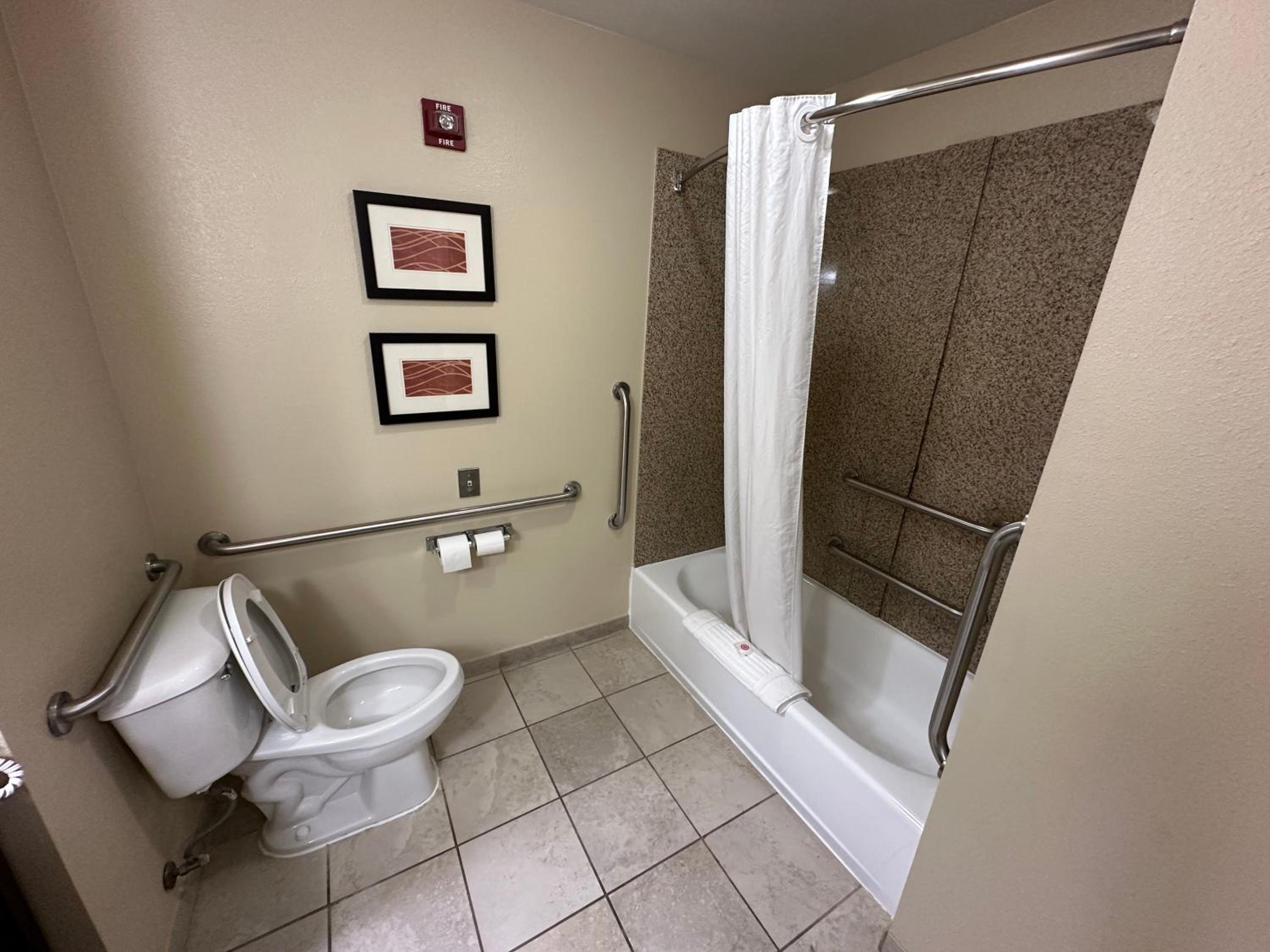 Queen Room with Two Queen Beds - Accessible/Non-Smoking  - Photo 2