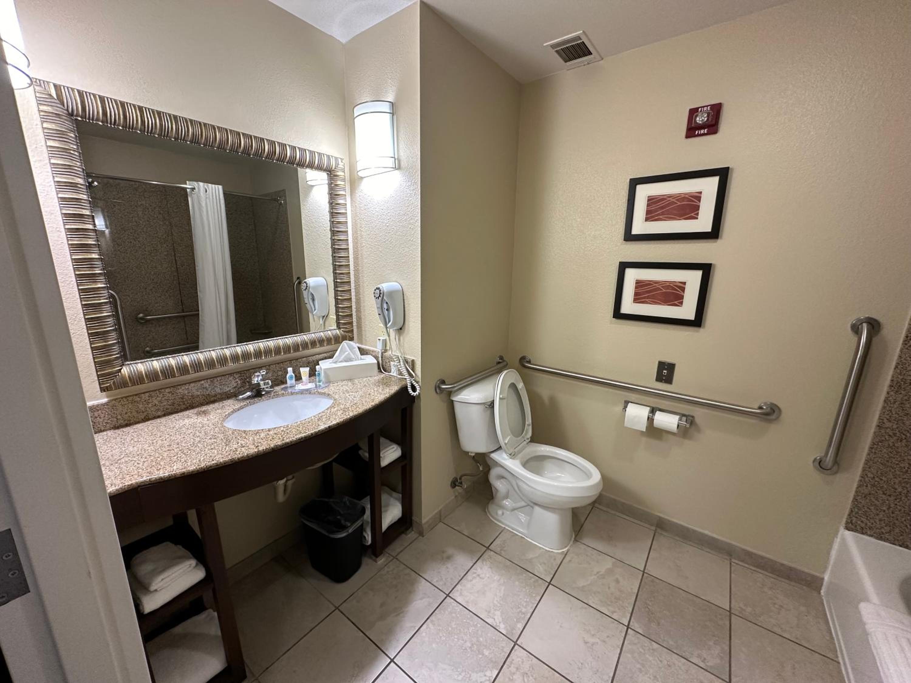 Queen Room with Two Queen Beds - Accessible/Non-Smoking  - Photo 5