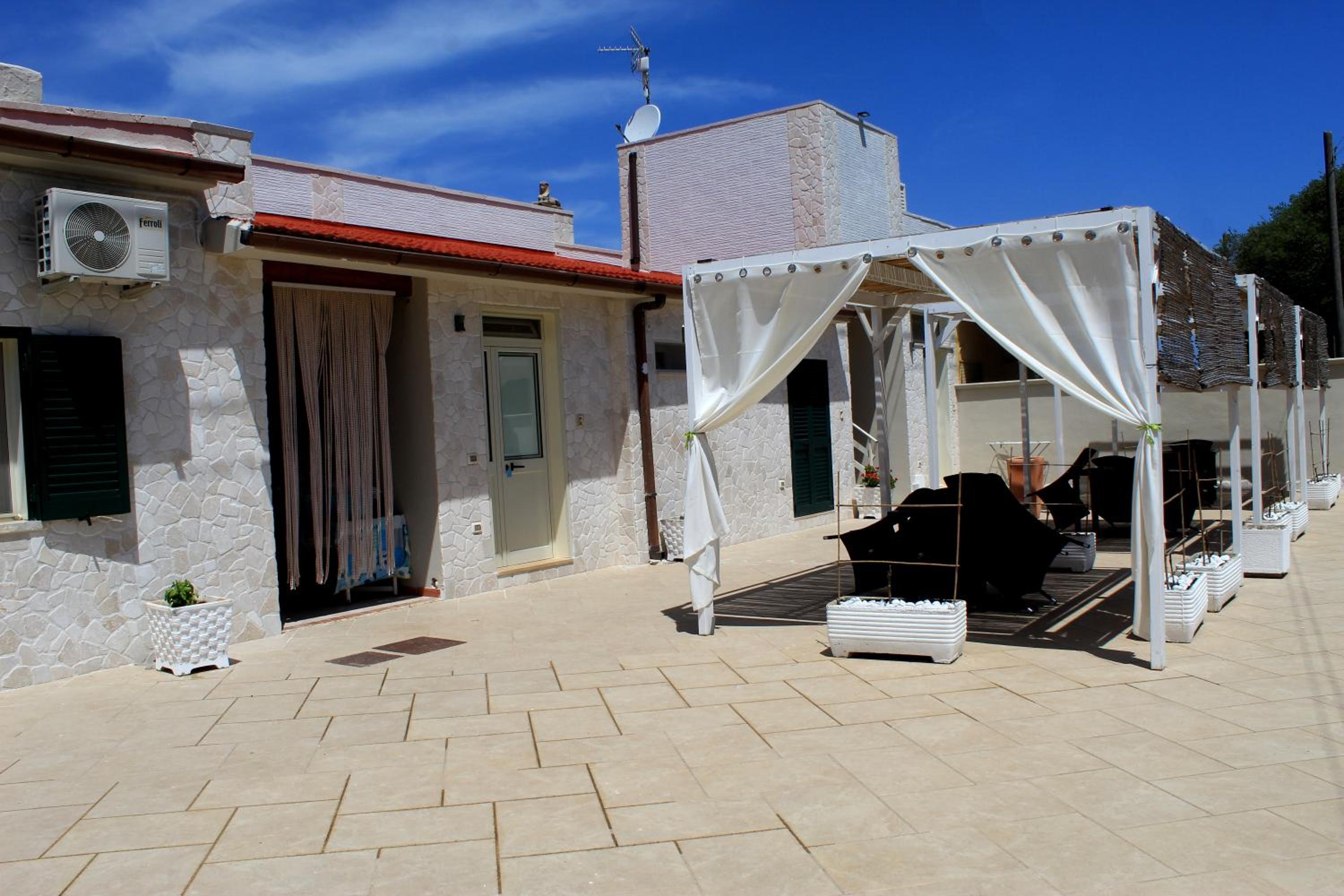Standard Double Room - Photo 9