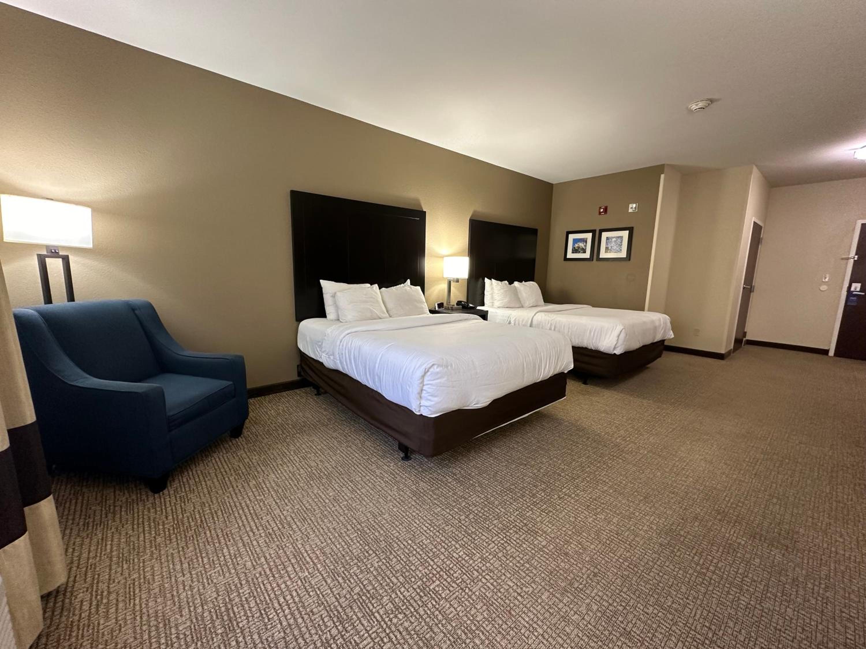 Queen Room with Two Queen Beds - Accessible/Non-Smoking  - Photo 4