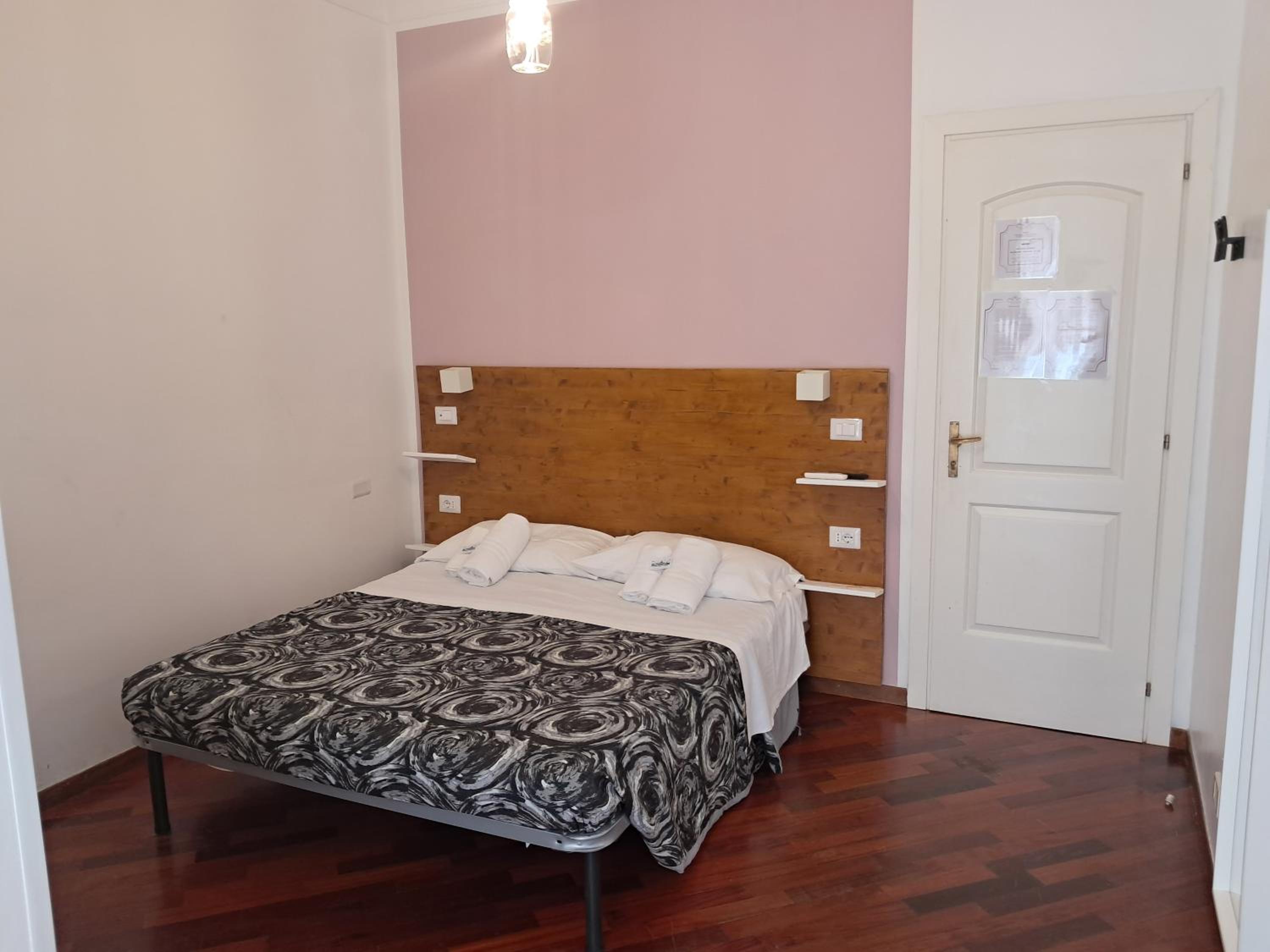 Double Room with Shared Bathroom photo 2