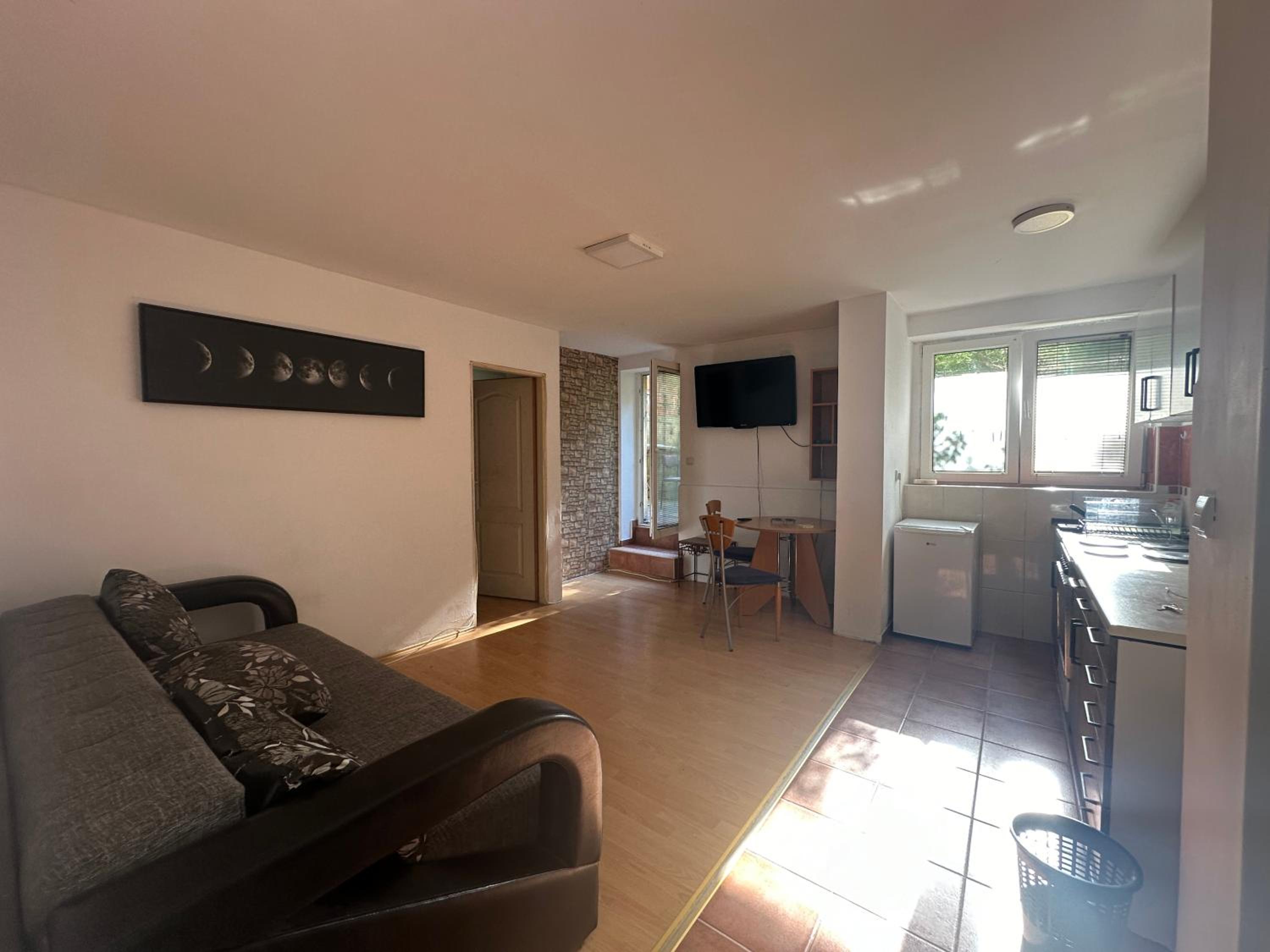 One-Bedroom Apartment photo 1