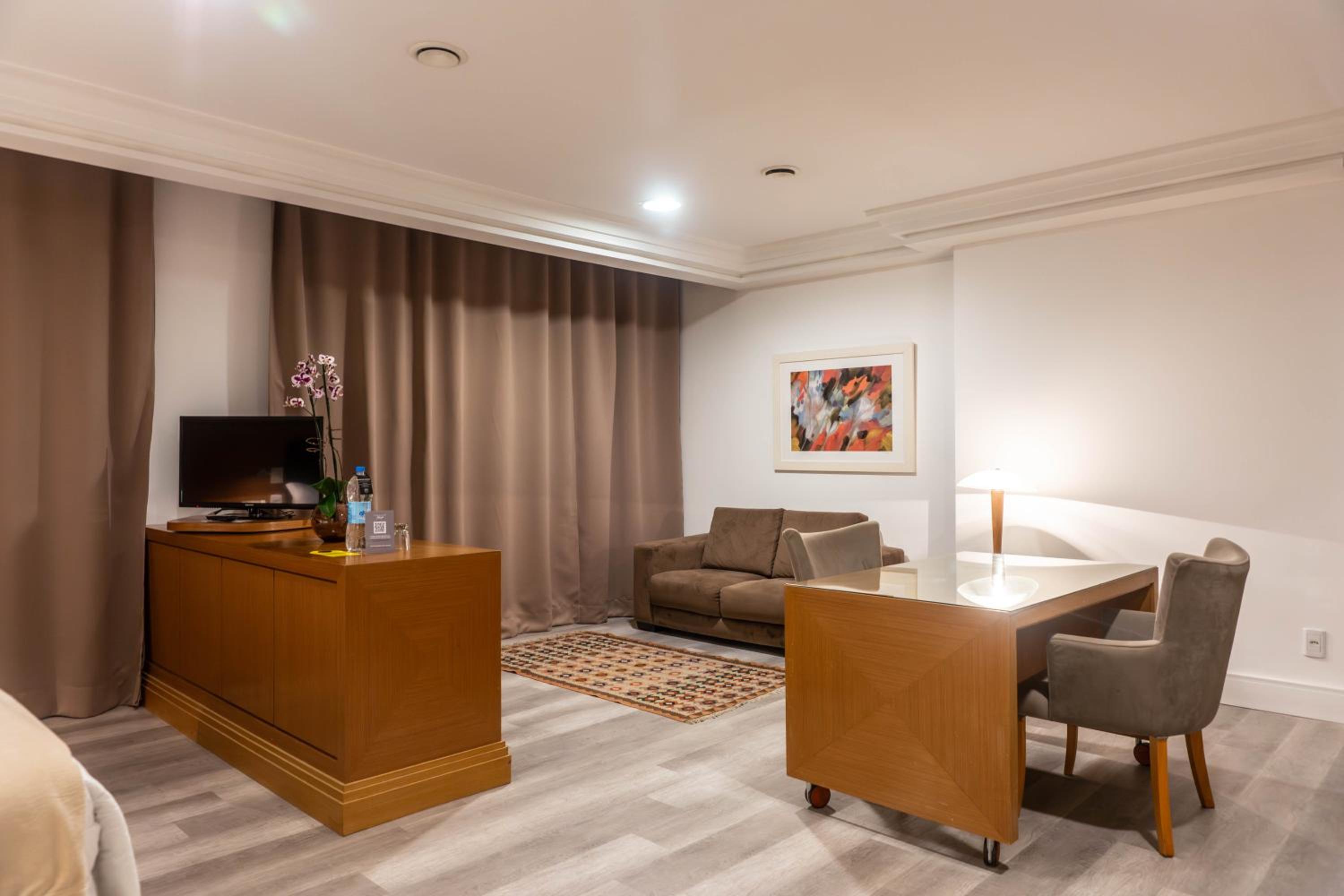 Executive Suite with Double Bed - Photo 7