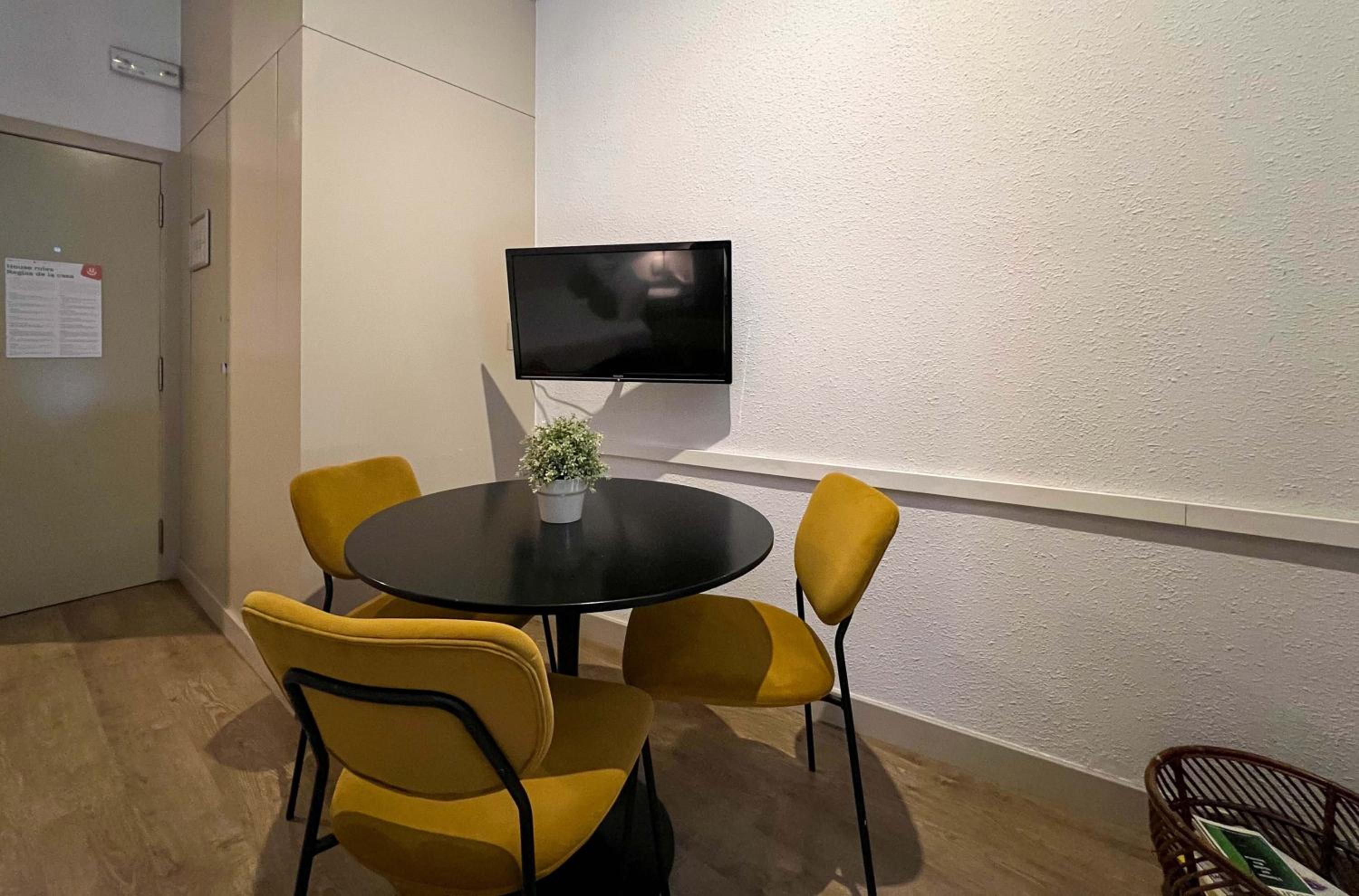 One-Bedroom Apartment with Balcony photo 2