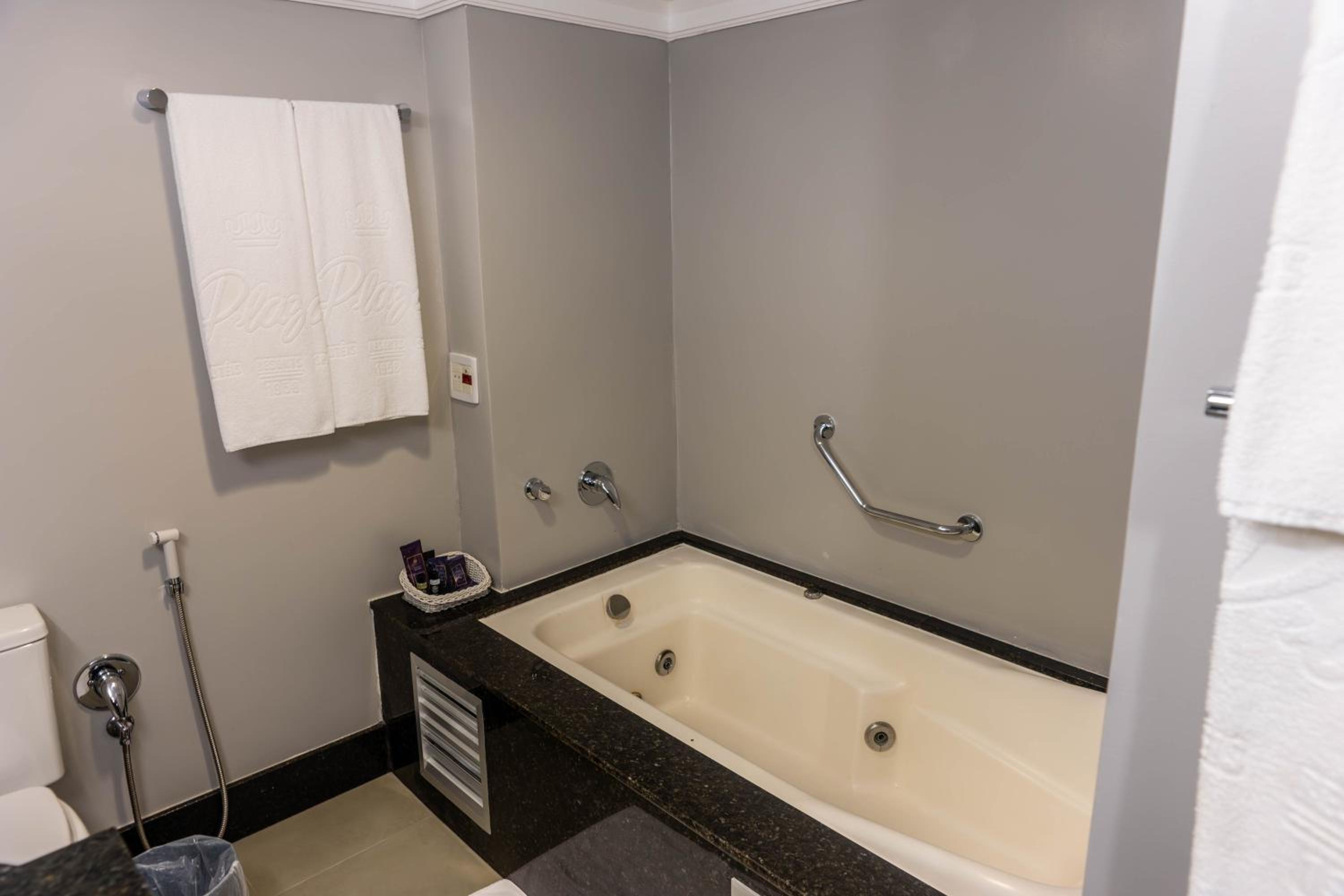 Executive Suite with Double Bed - Photo 8