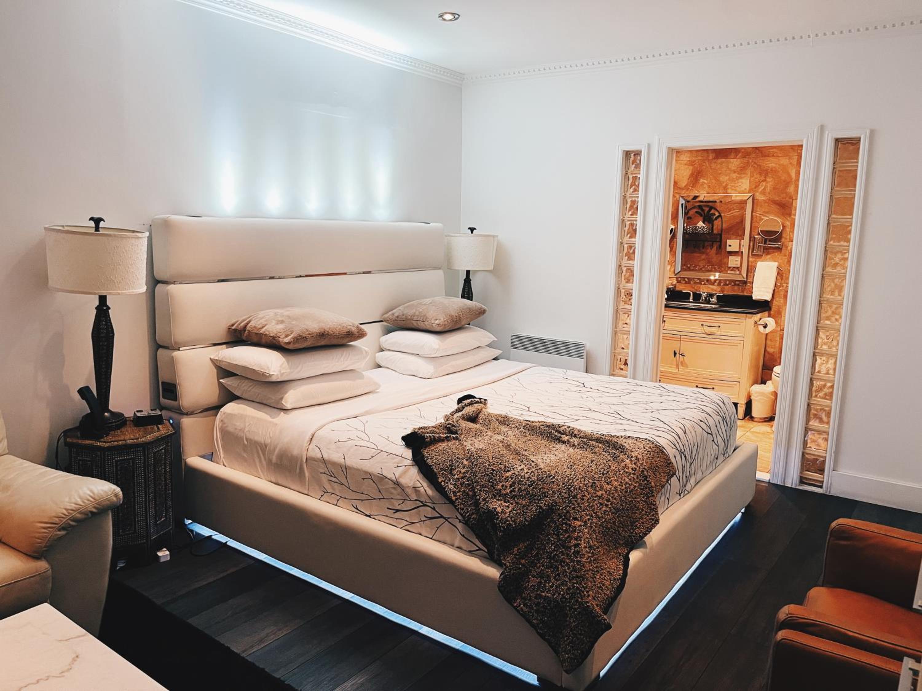 Junior Suite with One King Bed - Photo 2
