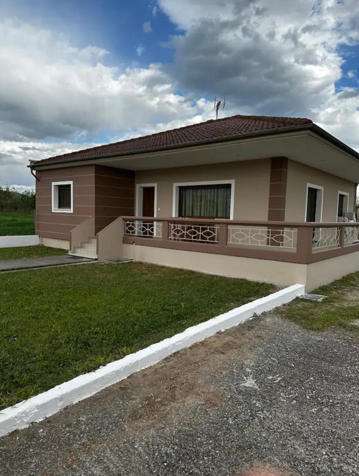 Three-Bedroom House photo 3