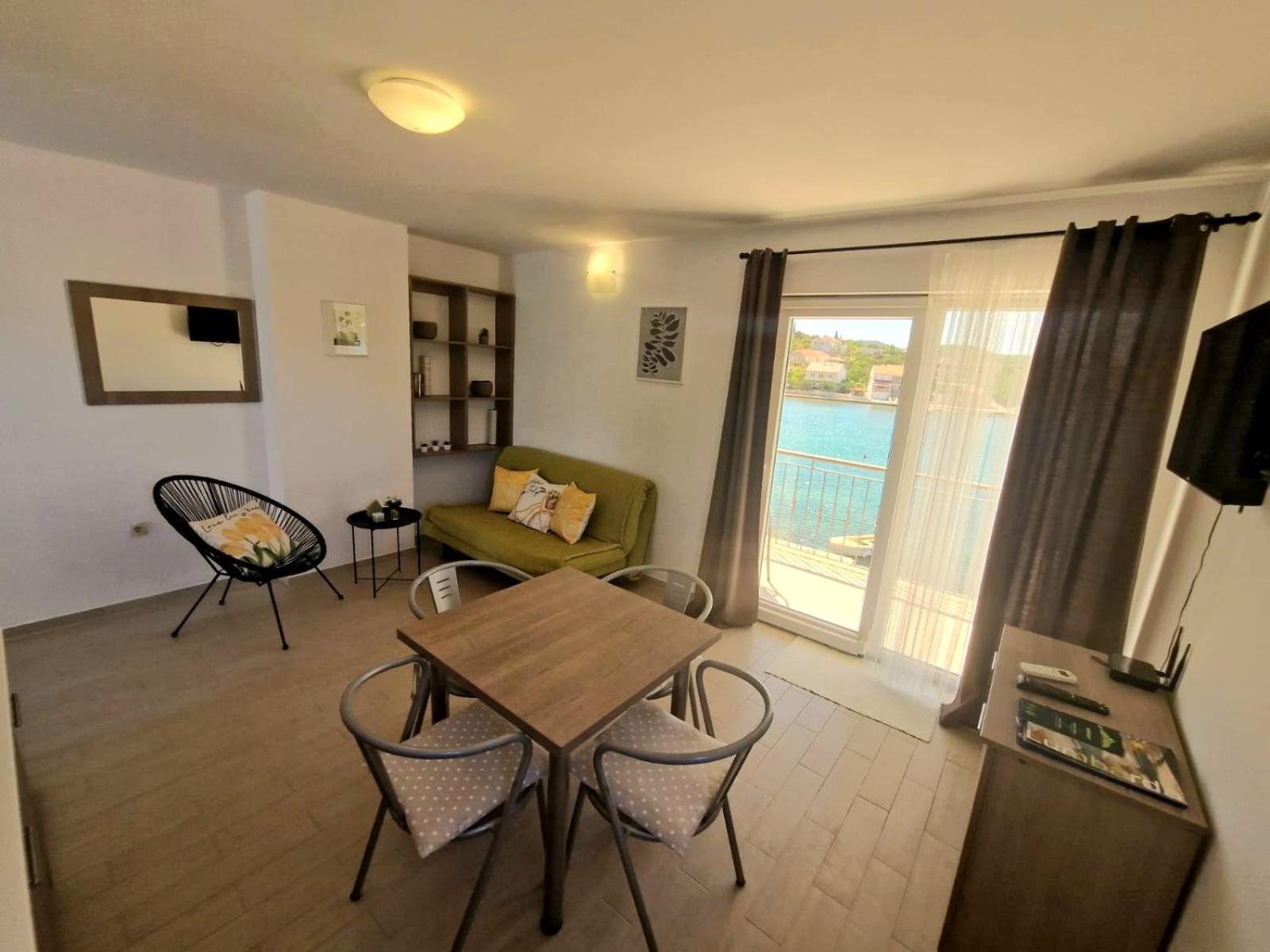 One-Bedroom Apartment with Balcony and Sea View photo 3
