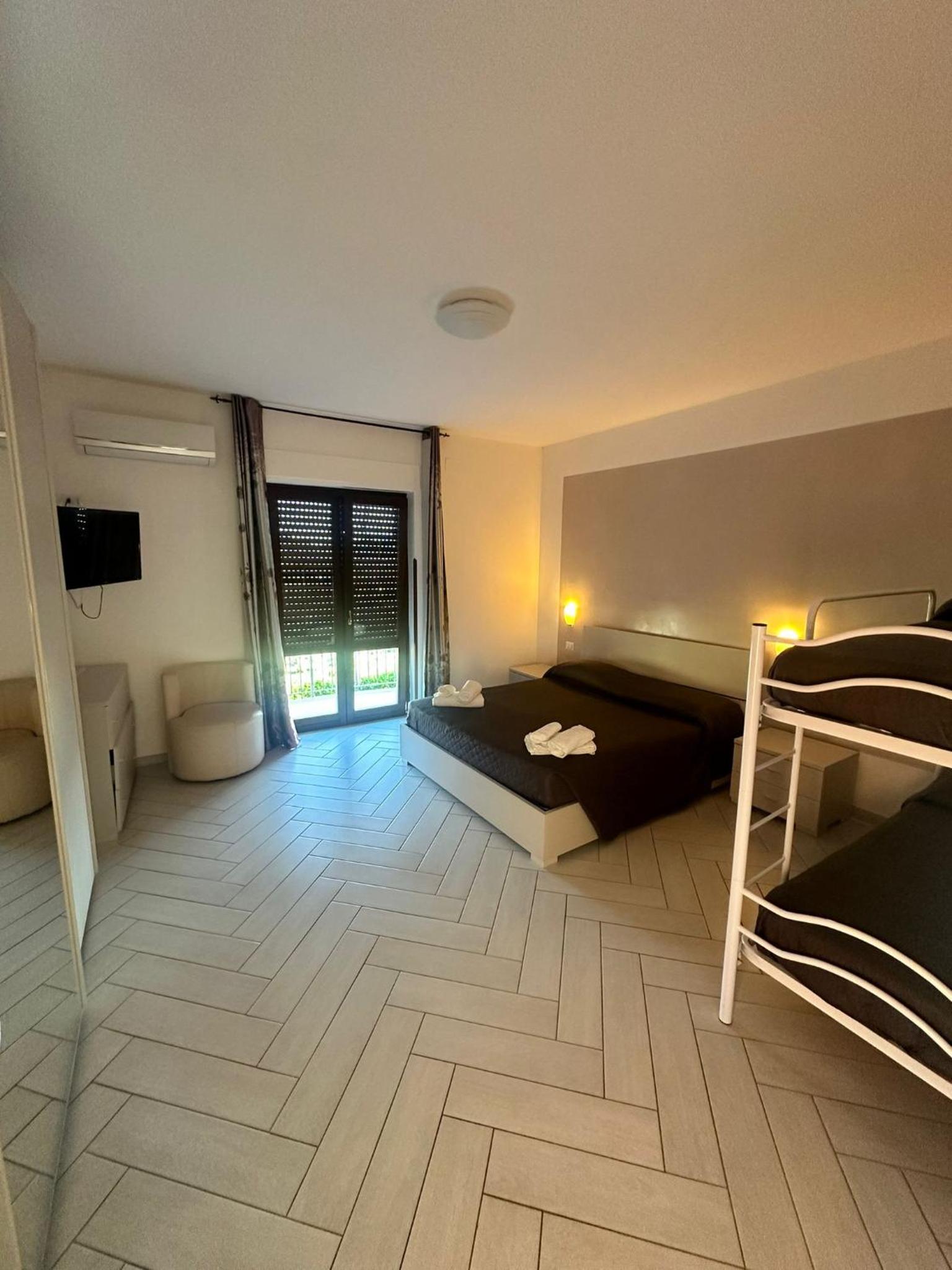 Family Room with Private Bathroom photo 2