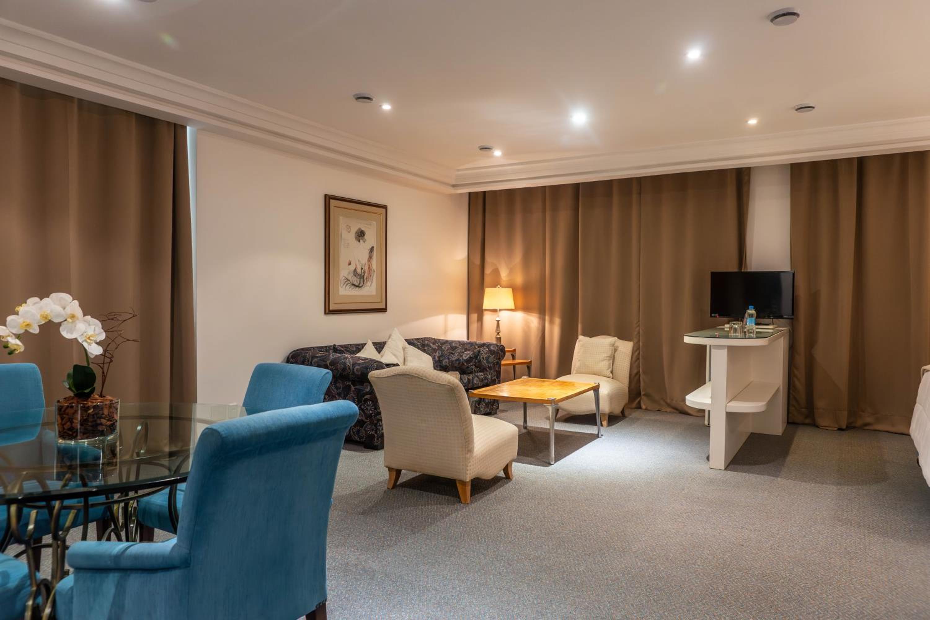 Executive Suite with Double Bed - Photo 10