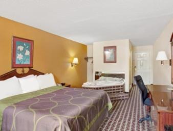 King Suite with Spa Bath- Non-Smoking photo 3