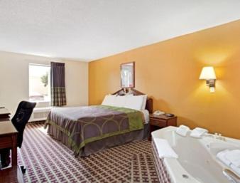 King Suite with Spa Bath- Non-Smoking photo 2