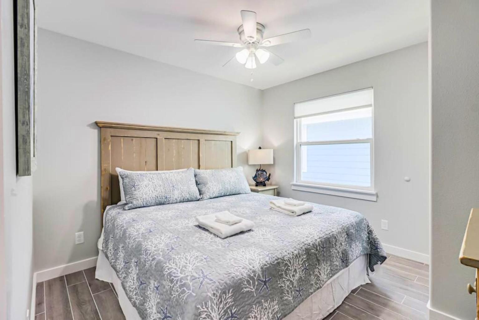 Five-Bedroom House photo 2