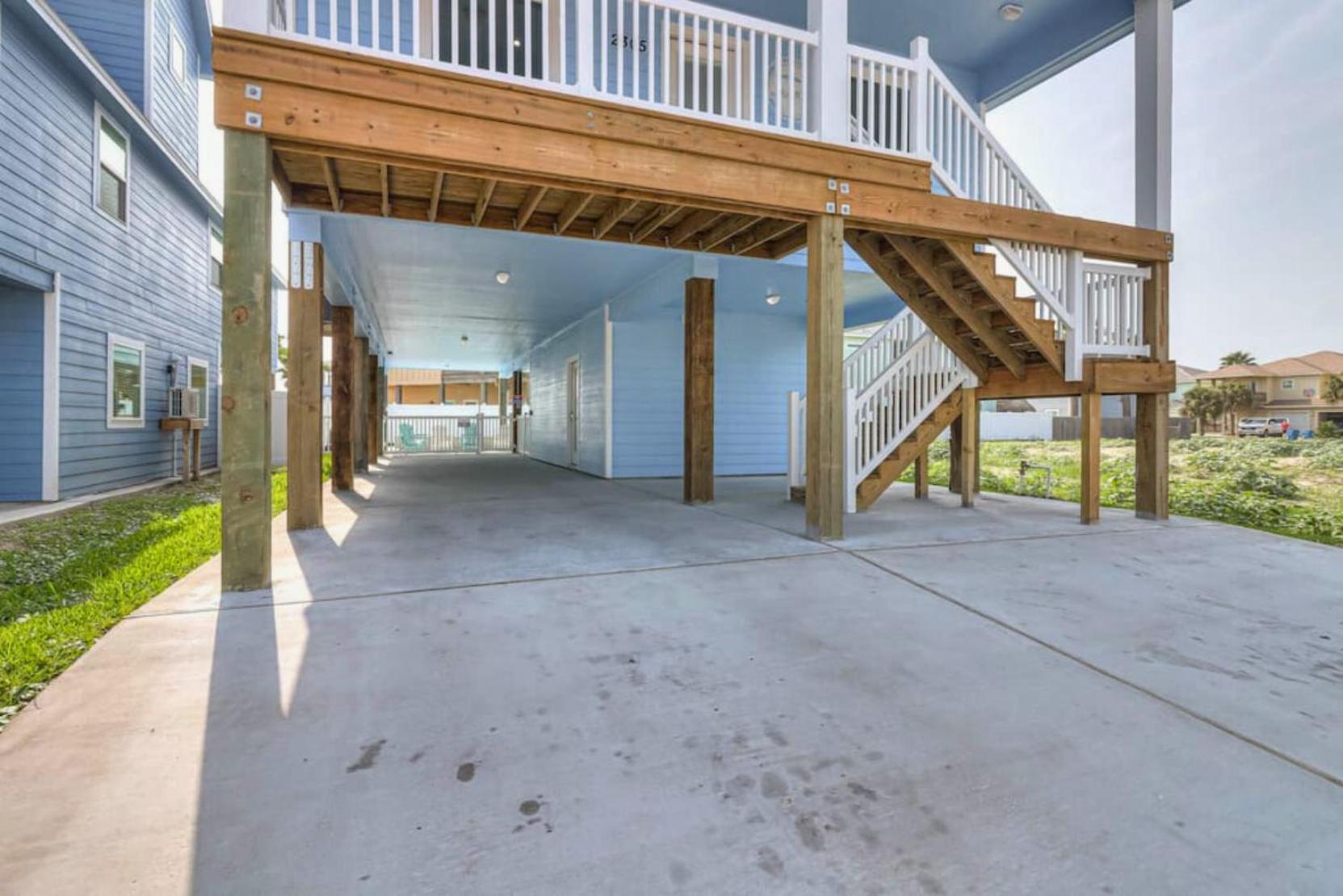 Five-Bedroom House photo 3