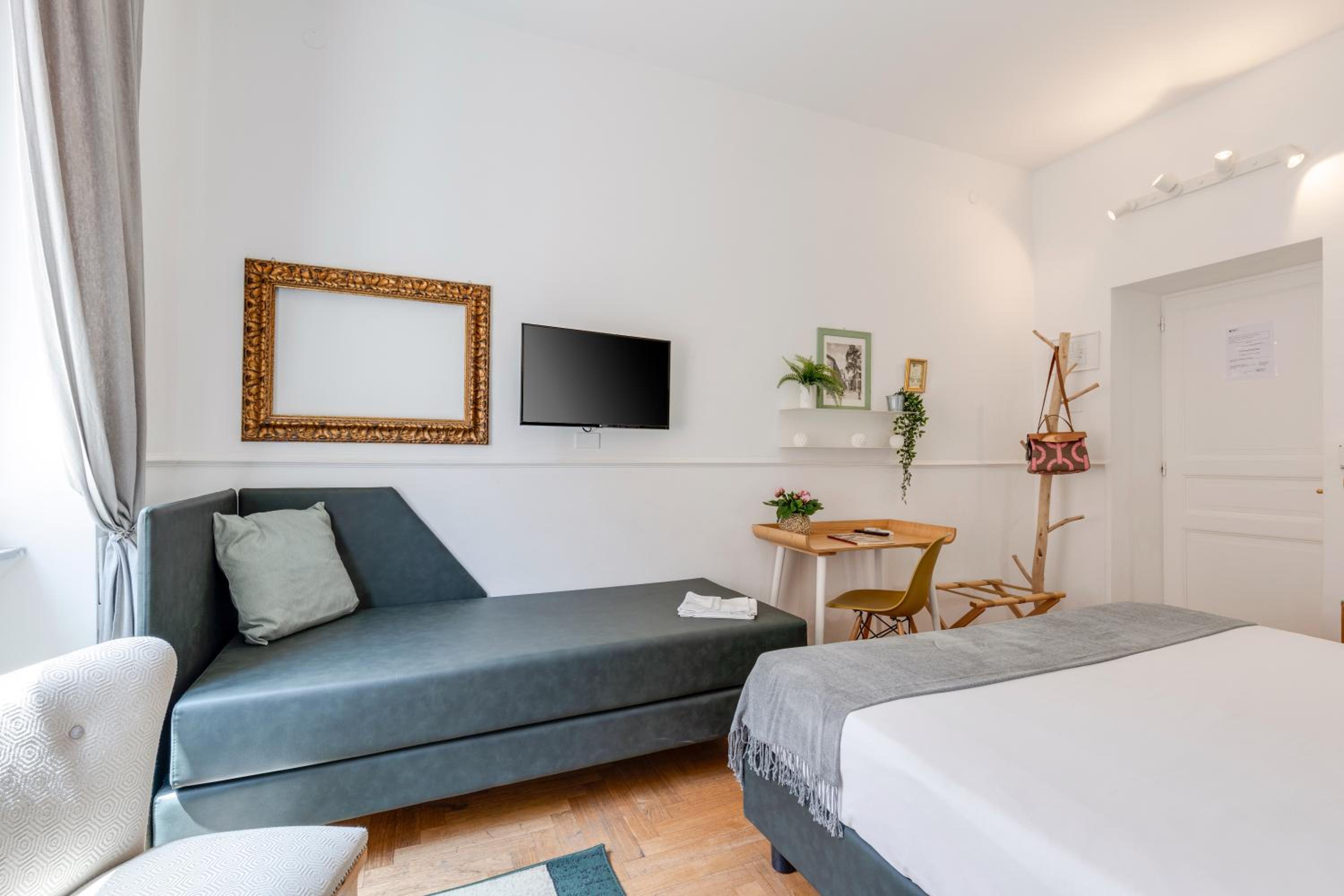 Double or Twin Room with Private External Bathroom photo 3