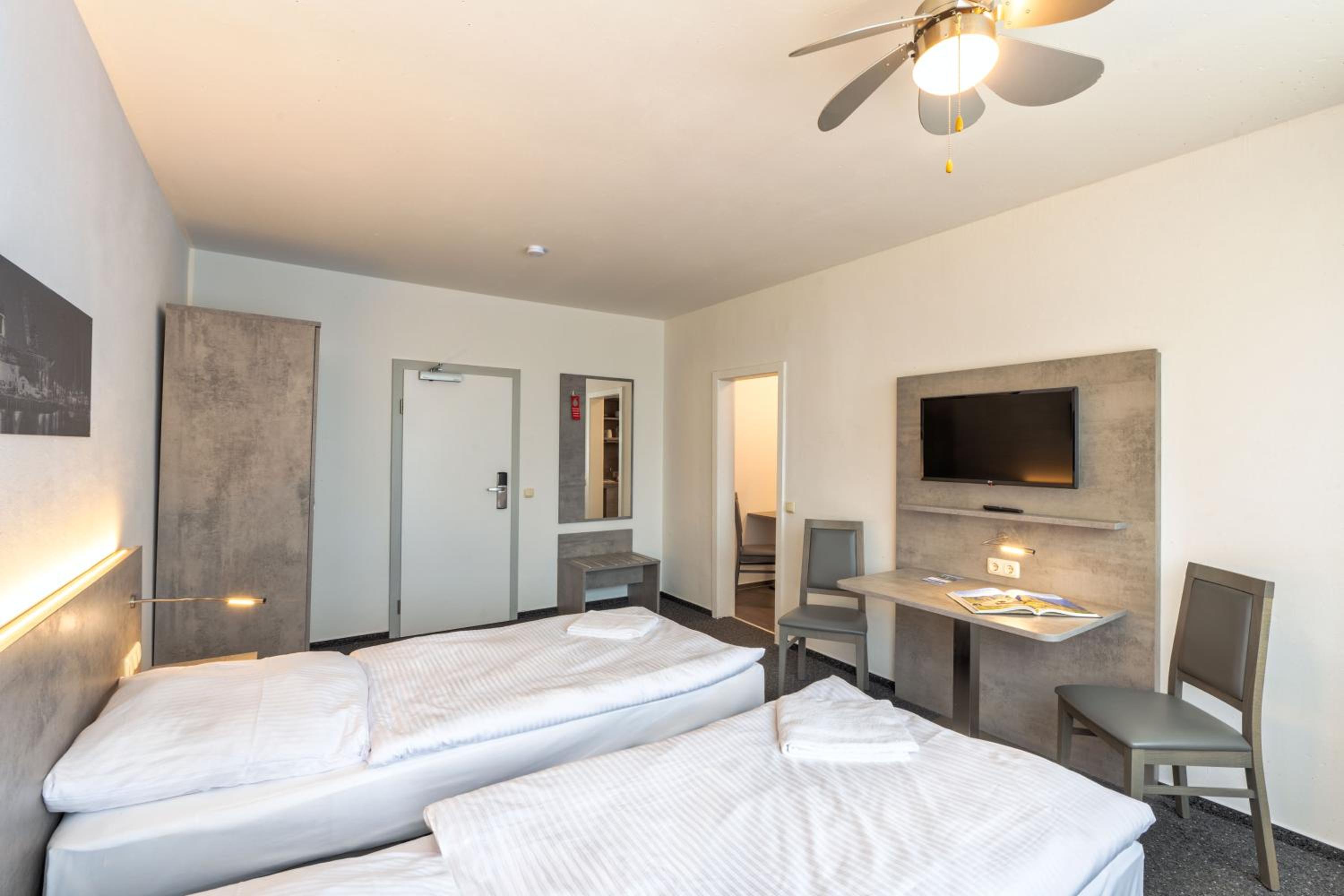Twin Room with Shared Bathroom photo 3