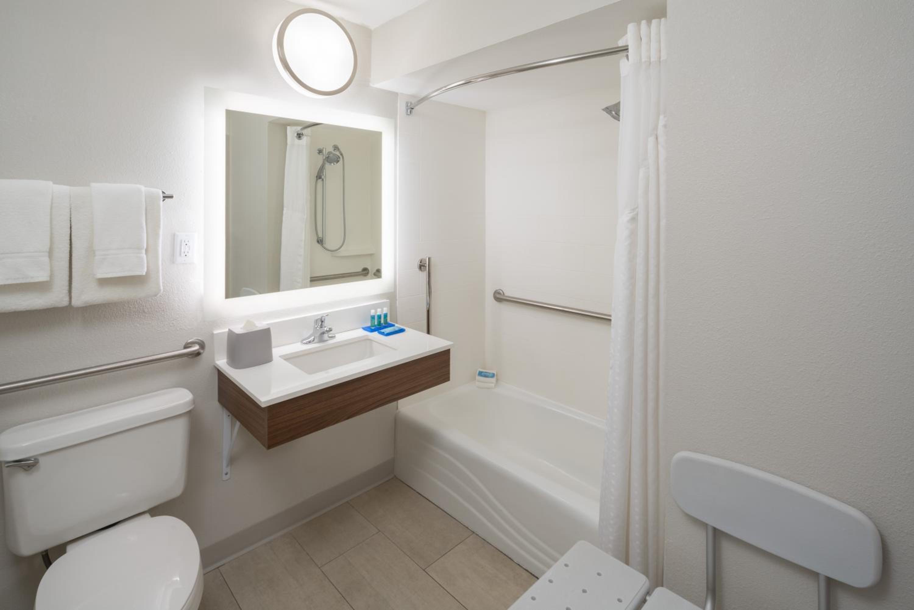 Standard Room with Two Queen Beds, photo 7