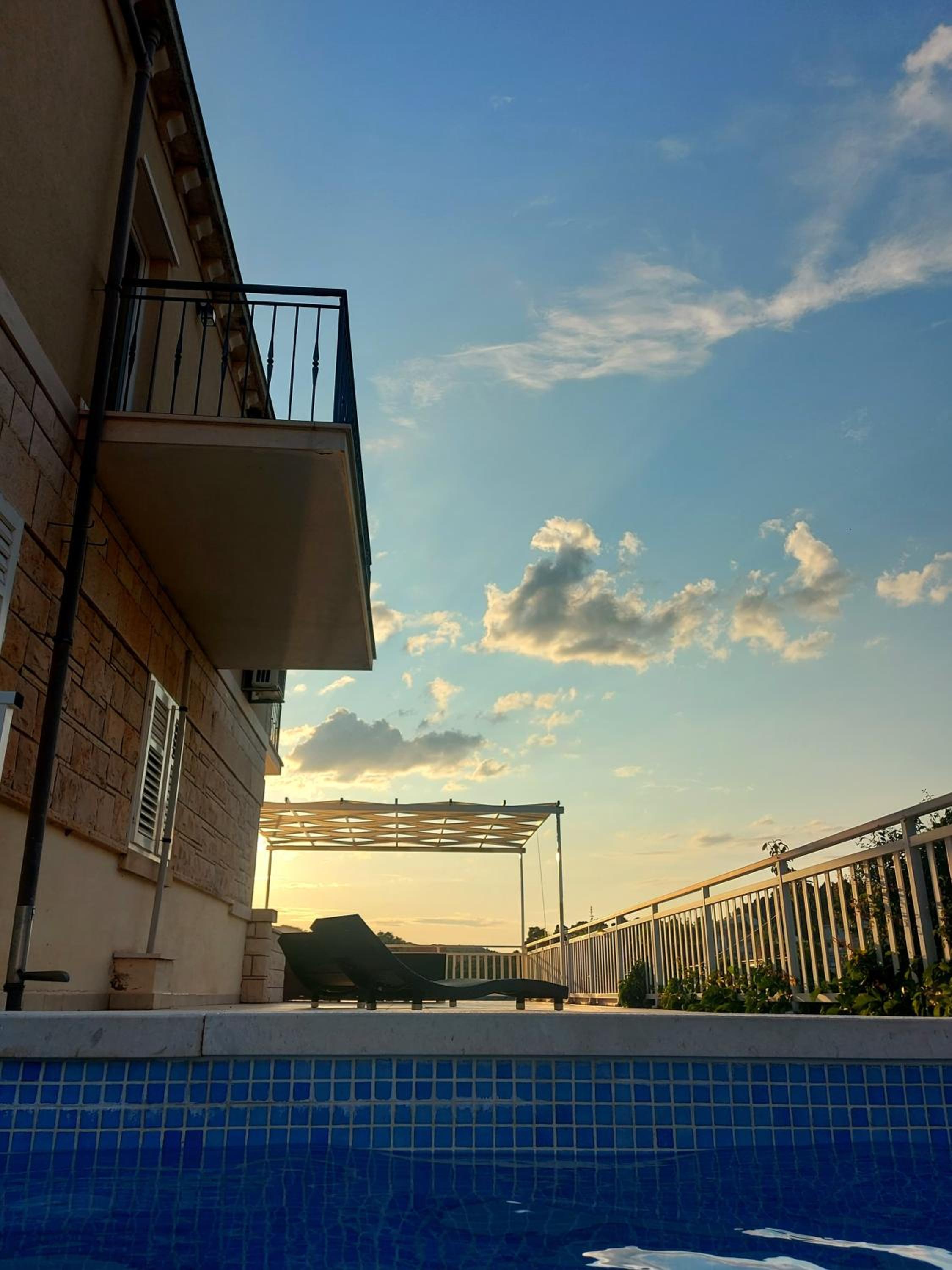 One-Bedroom Apartment with Balcony and Sea View photo 2