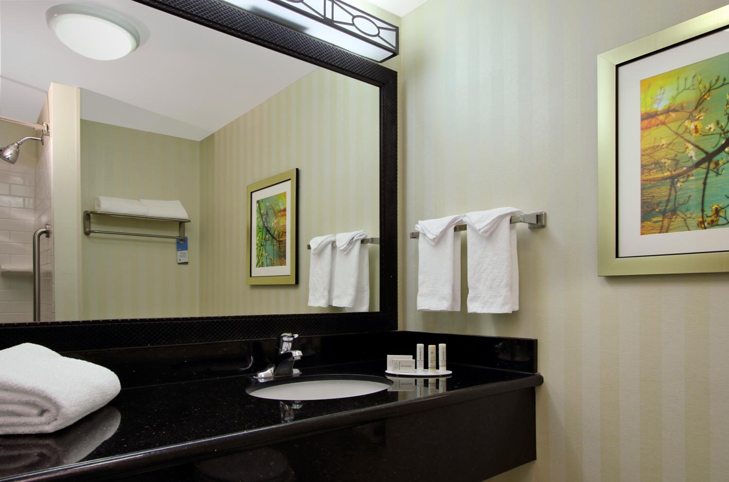 Queen Room with Two Queen Beds - Photo 4