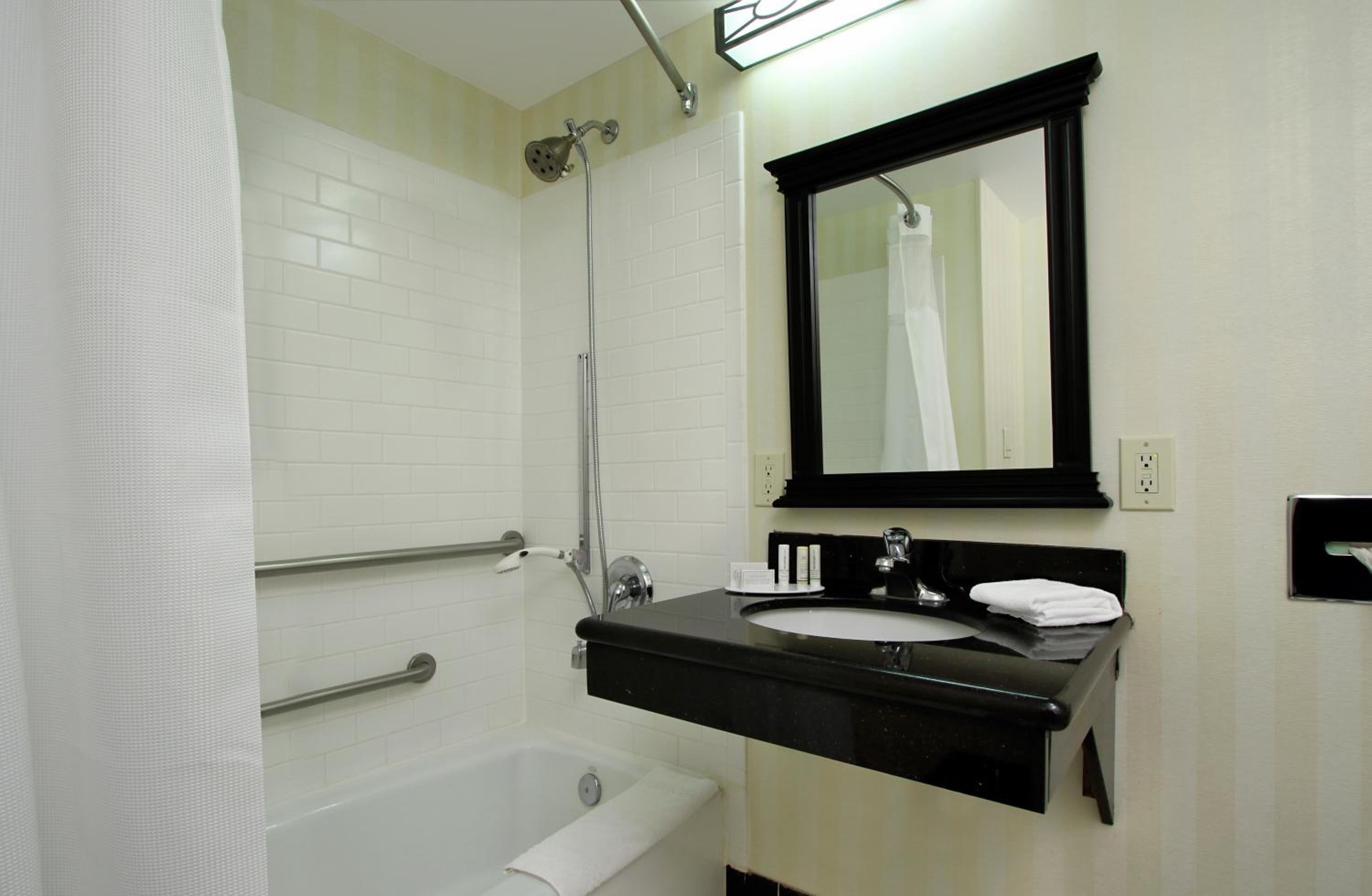 Queen Room with Two Queen Beds - Photo 2