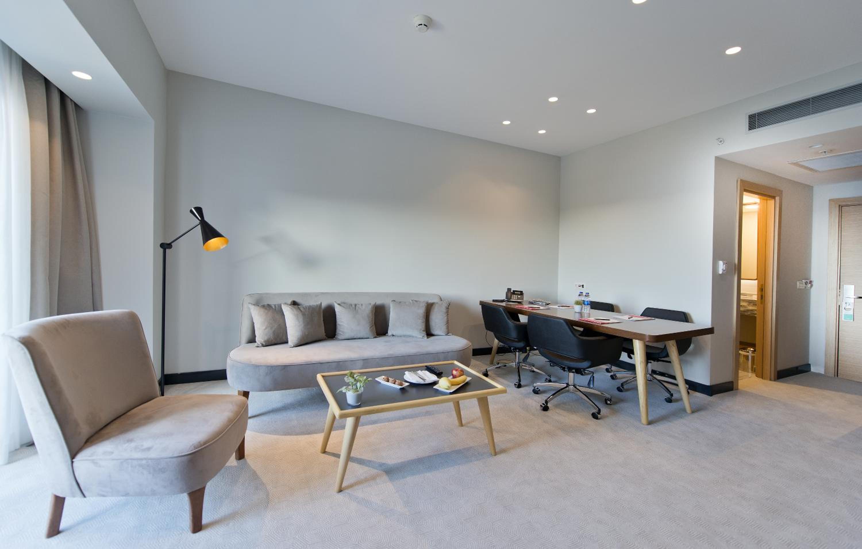 Business Suite with Sea View - Photo 3