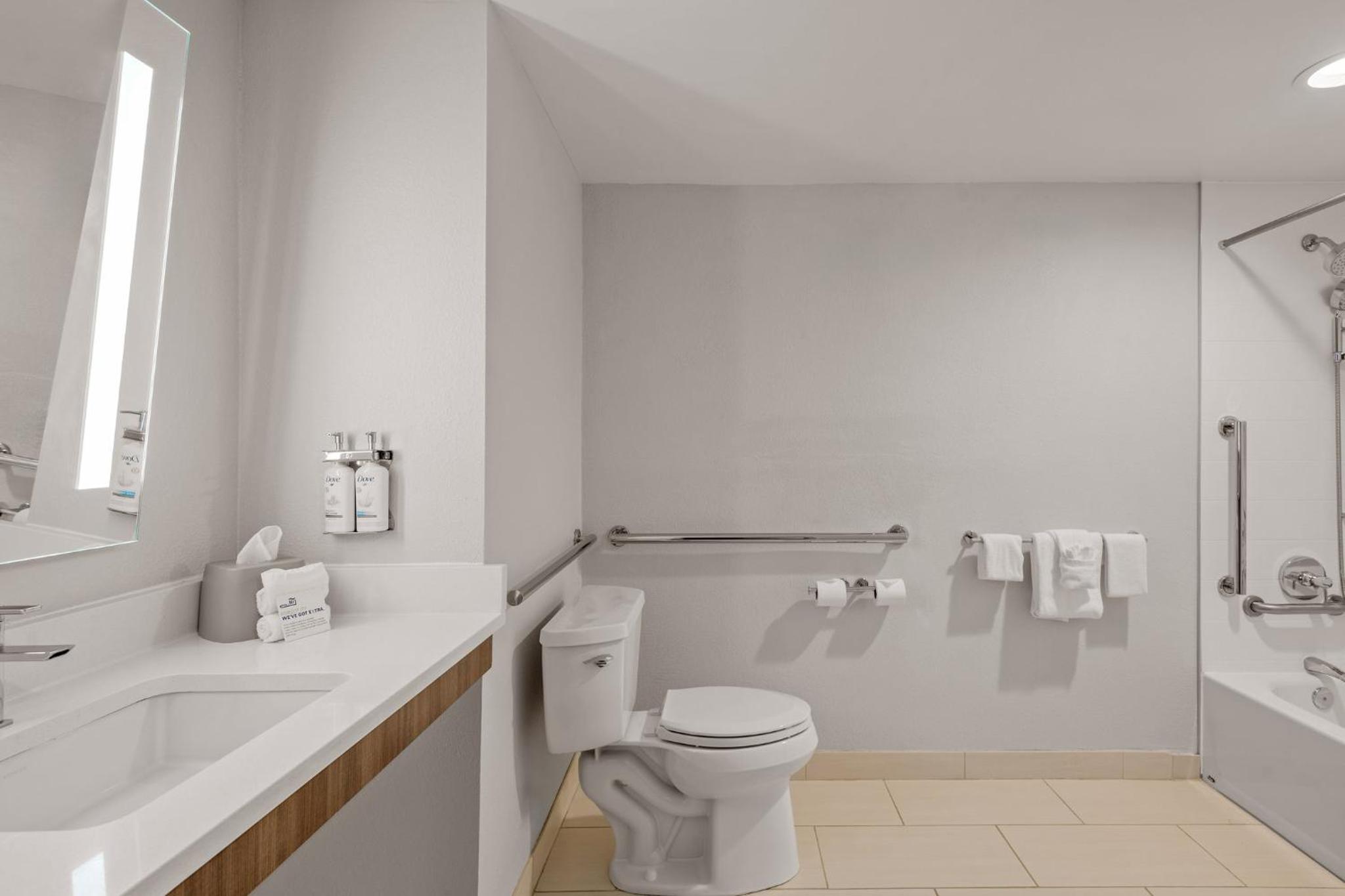 Queen Room with Single Sofa Bed and Tub - Mobility Accessible  - Photo 5