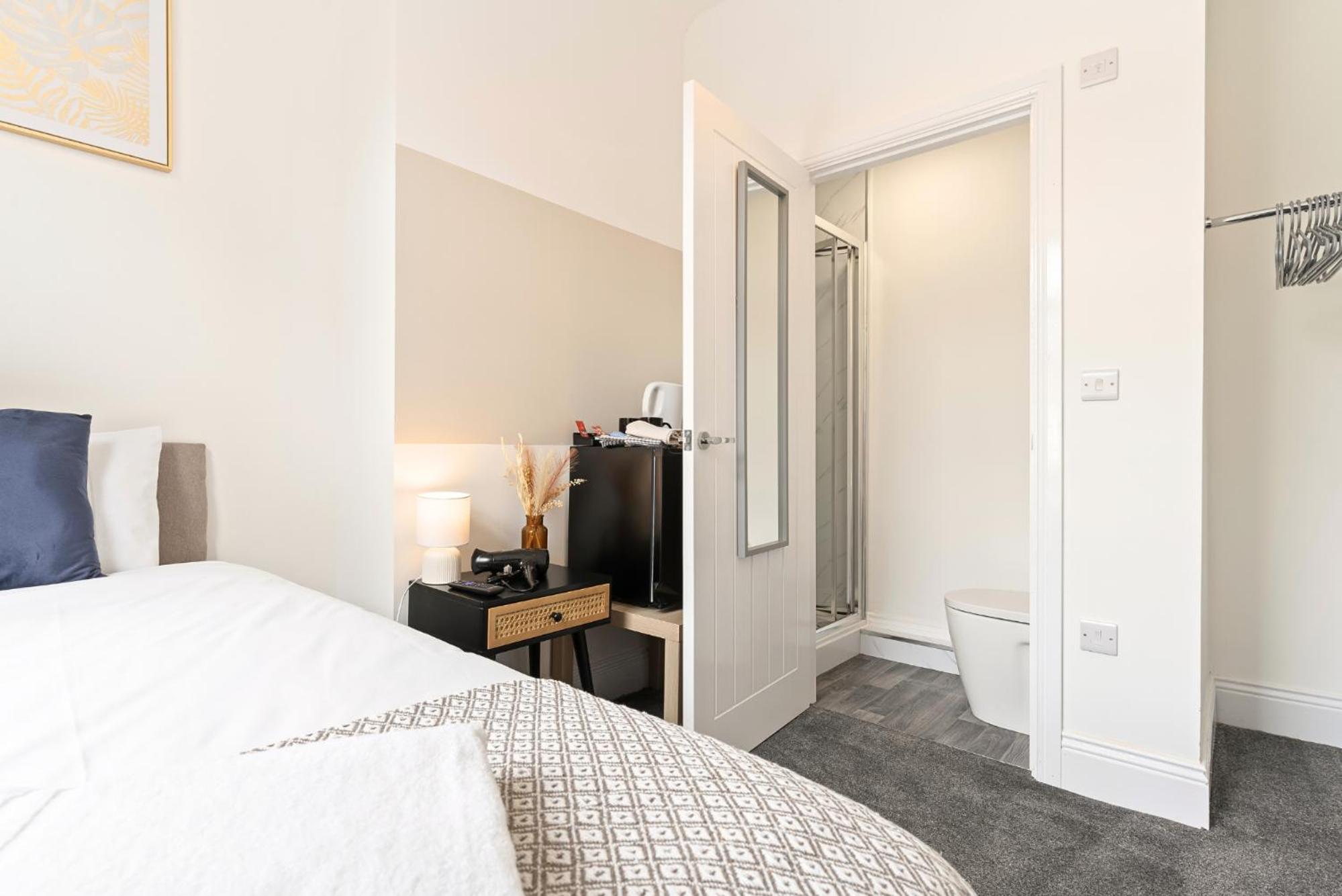 Single Room With Private Bathroom photo 3
