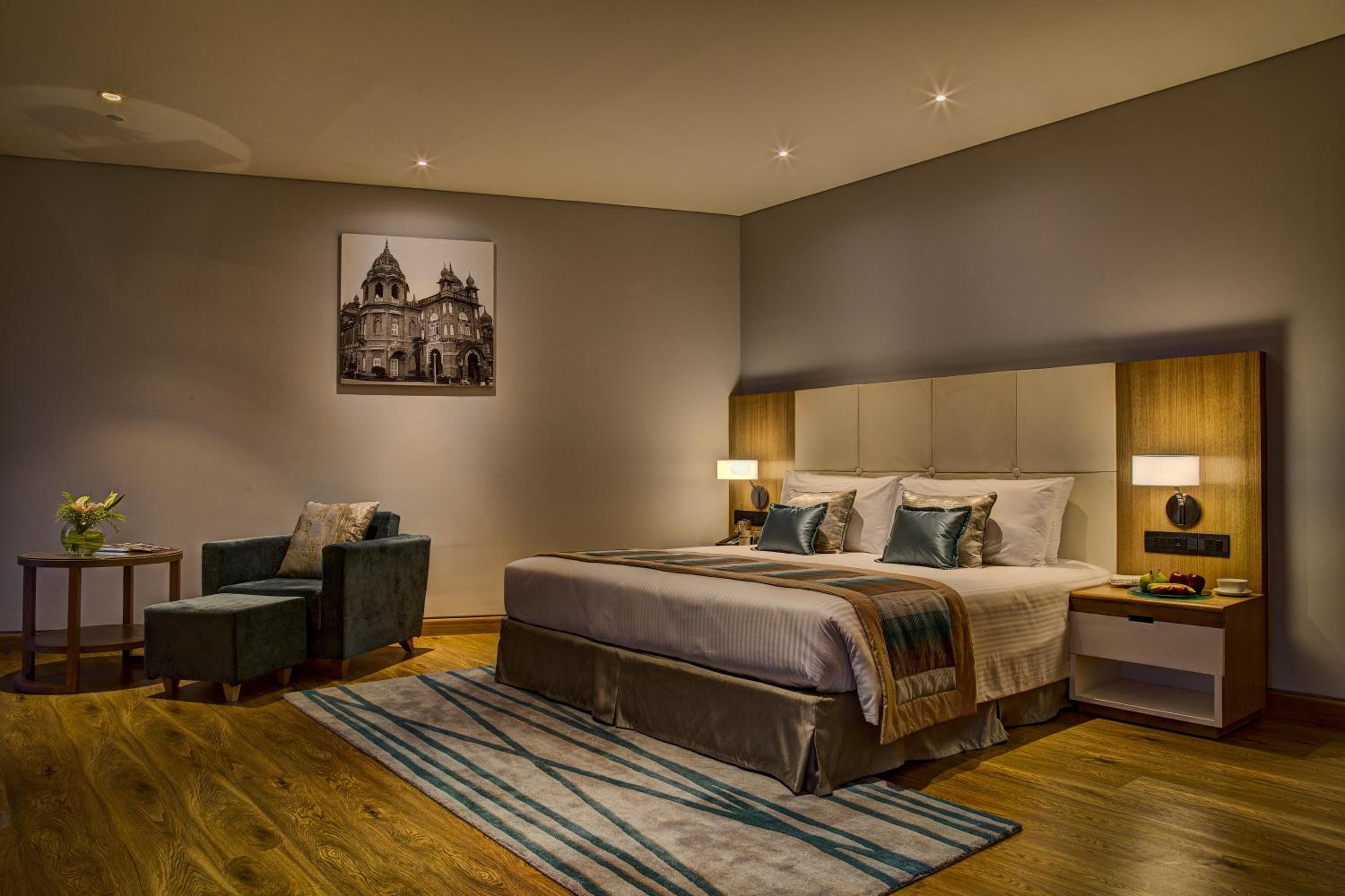 Junior Suite King bed with balcony