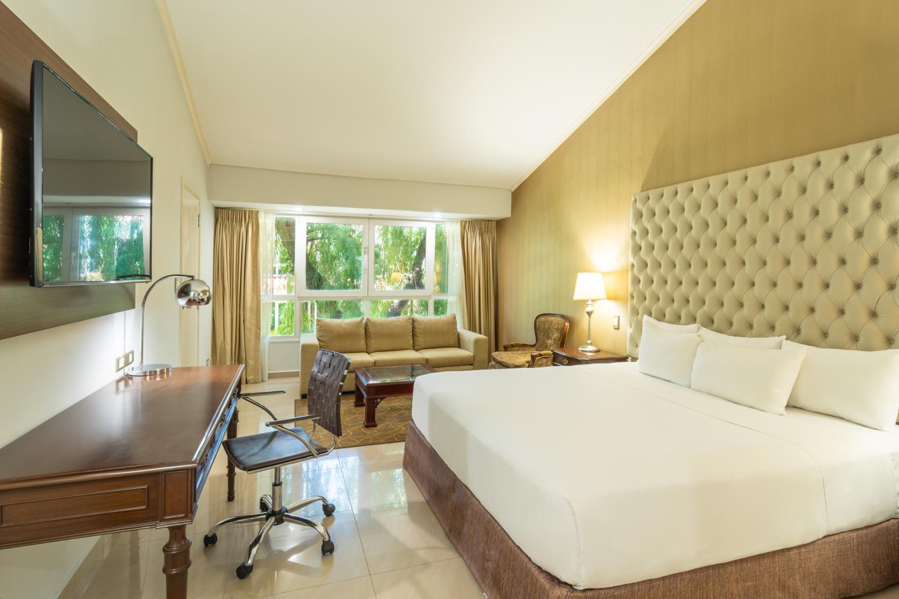 Junior King Suite - Club Lounge Access
