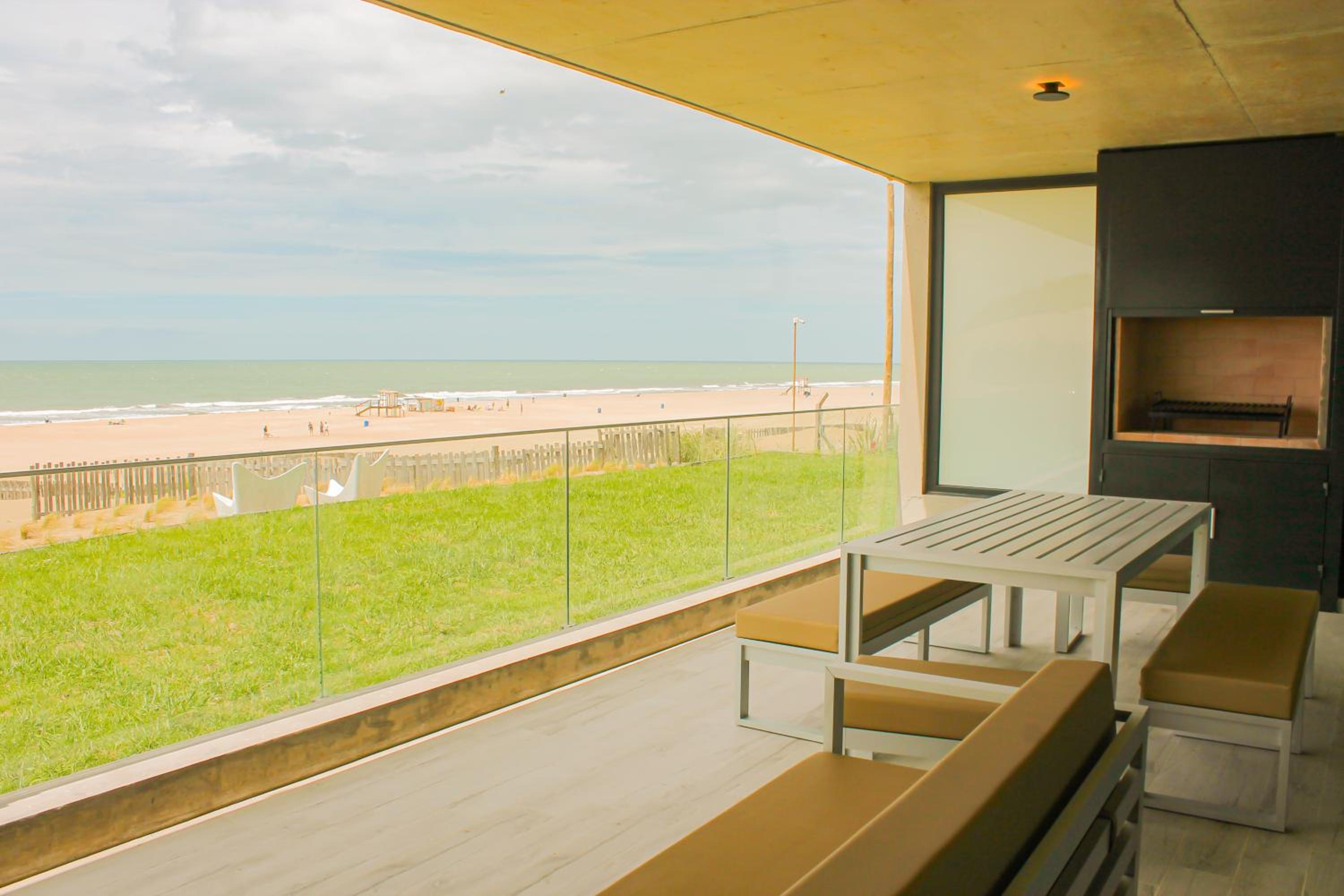 Two-Bedroom Apartment with Balcony and Sea View photo 2