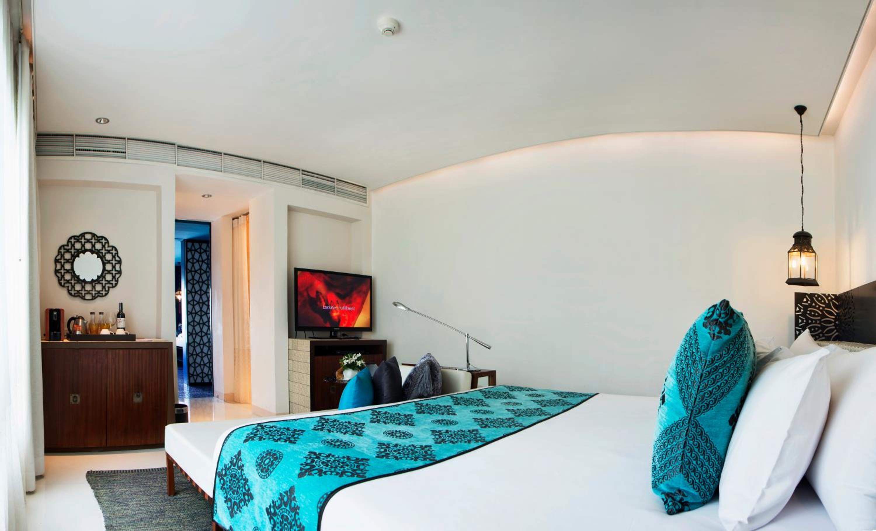 Celestial Suite Balcony Jacuzzi - Photo 3