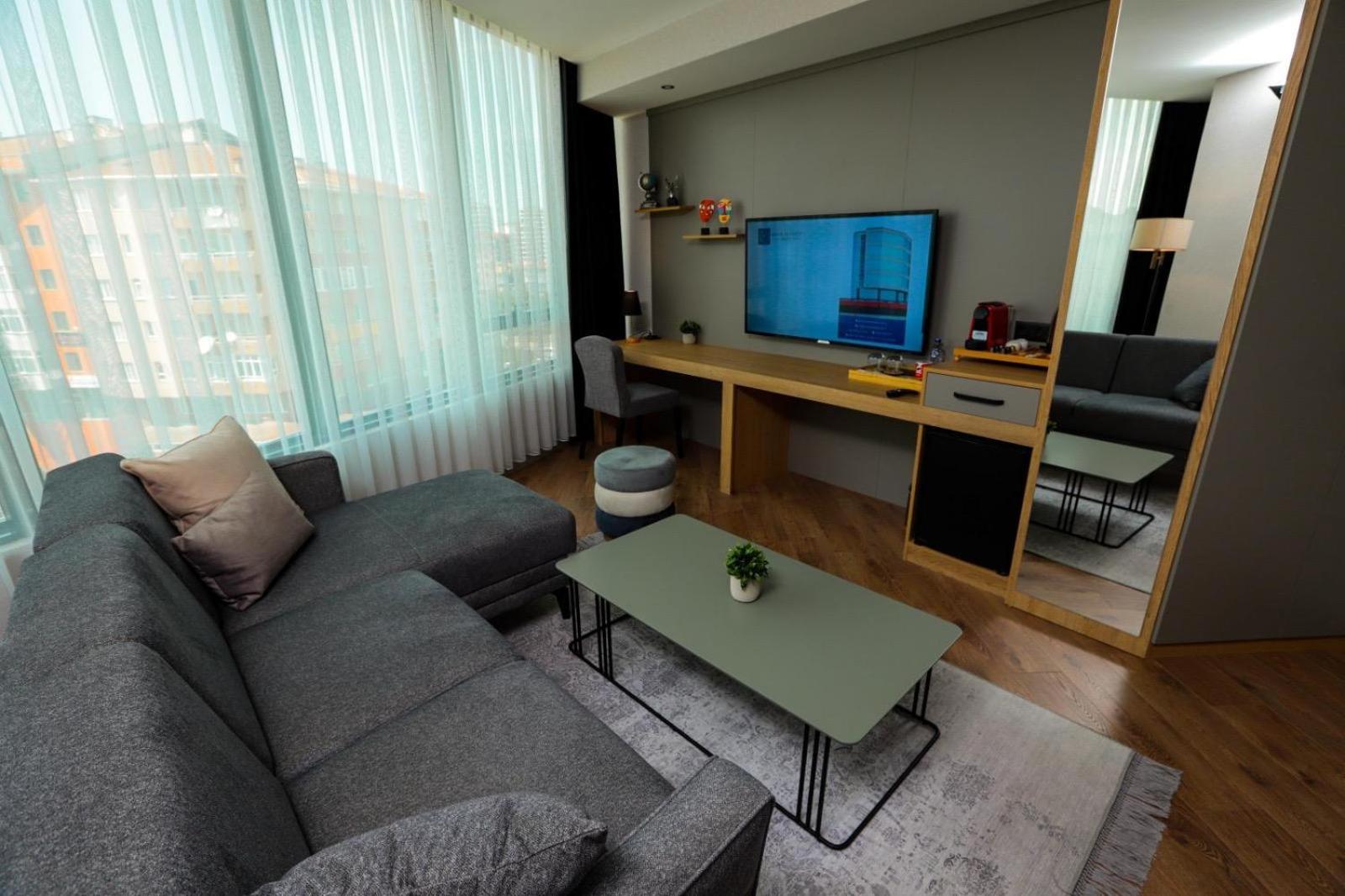 Deluxe King Suite photo 1