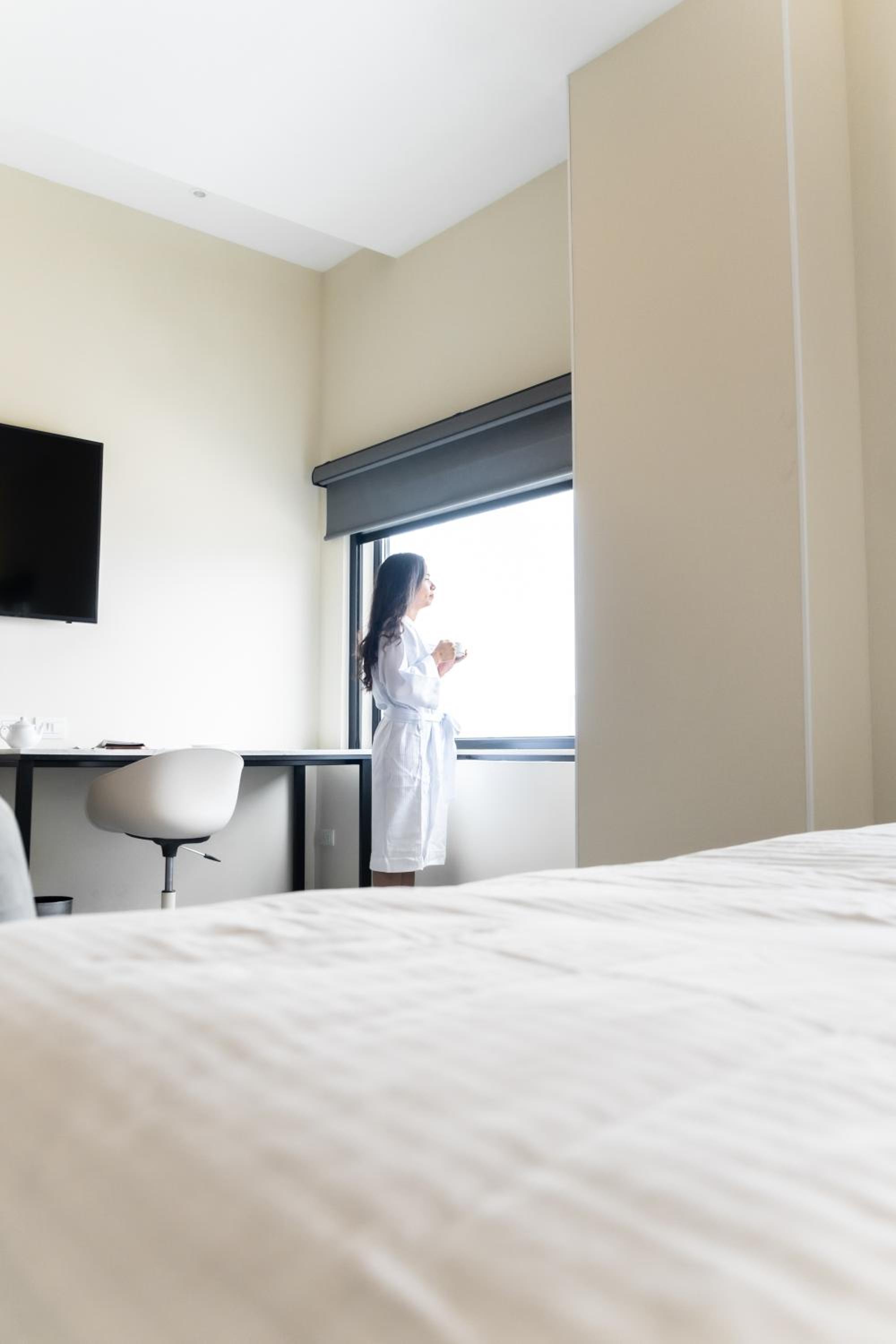 King Room - Non-Smoking - Photo 8