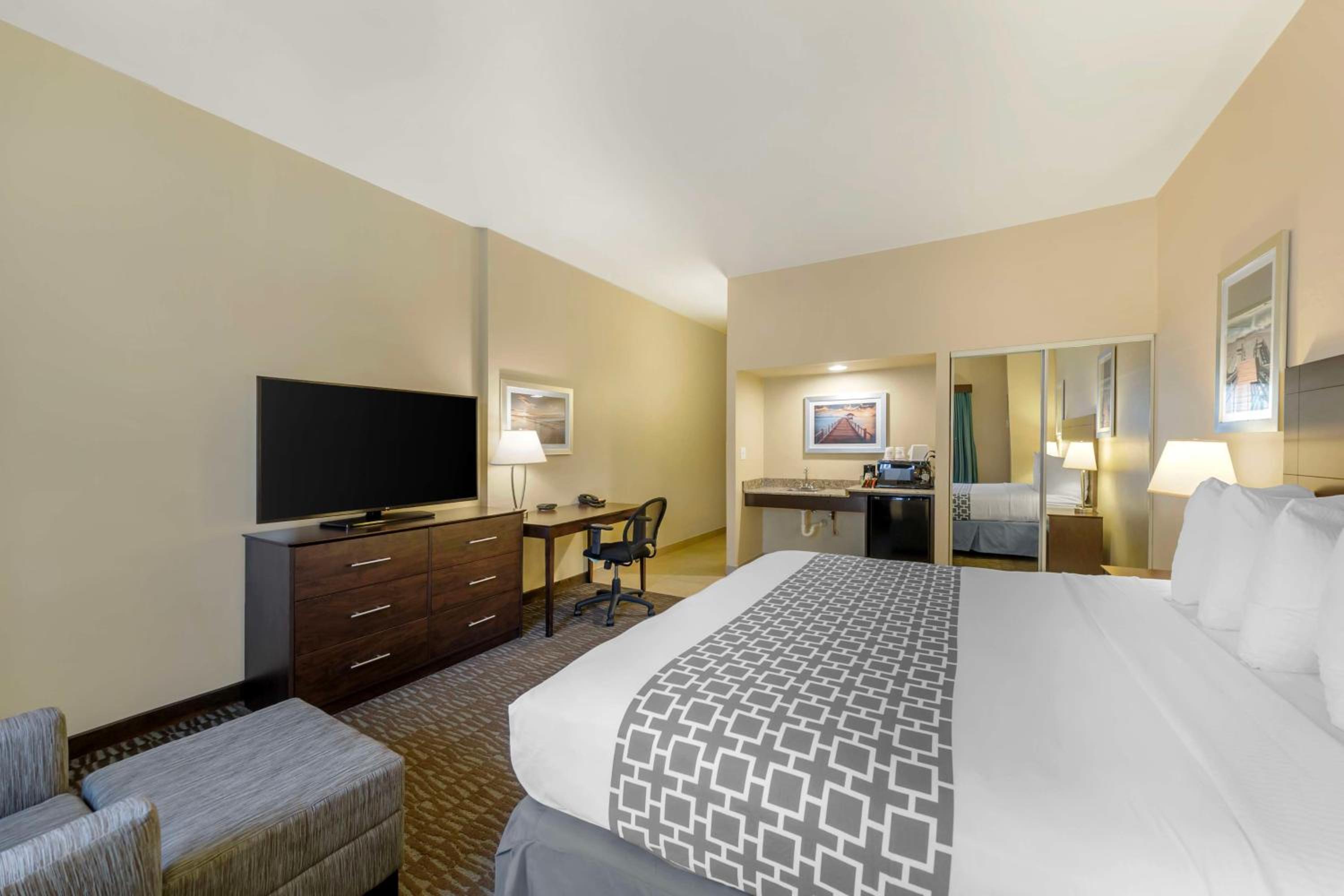 King Room with Roll-In Shower - Mobility Access - Photo 2