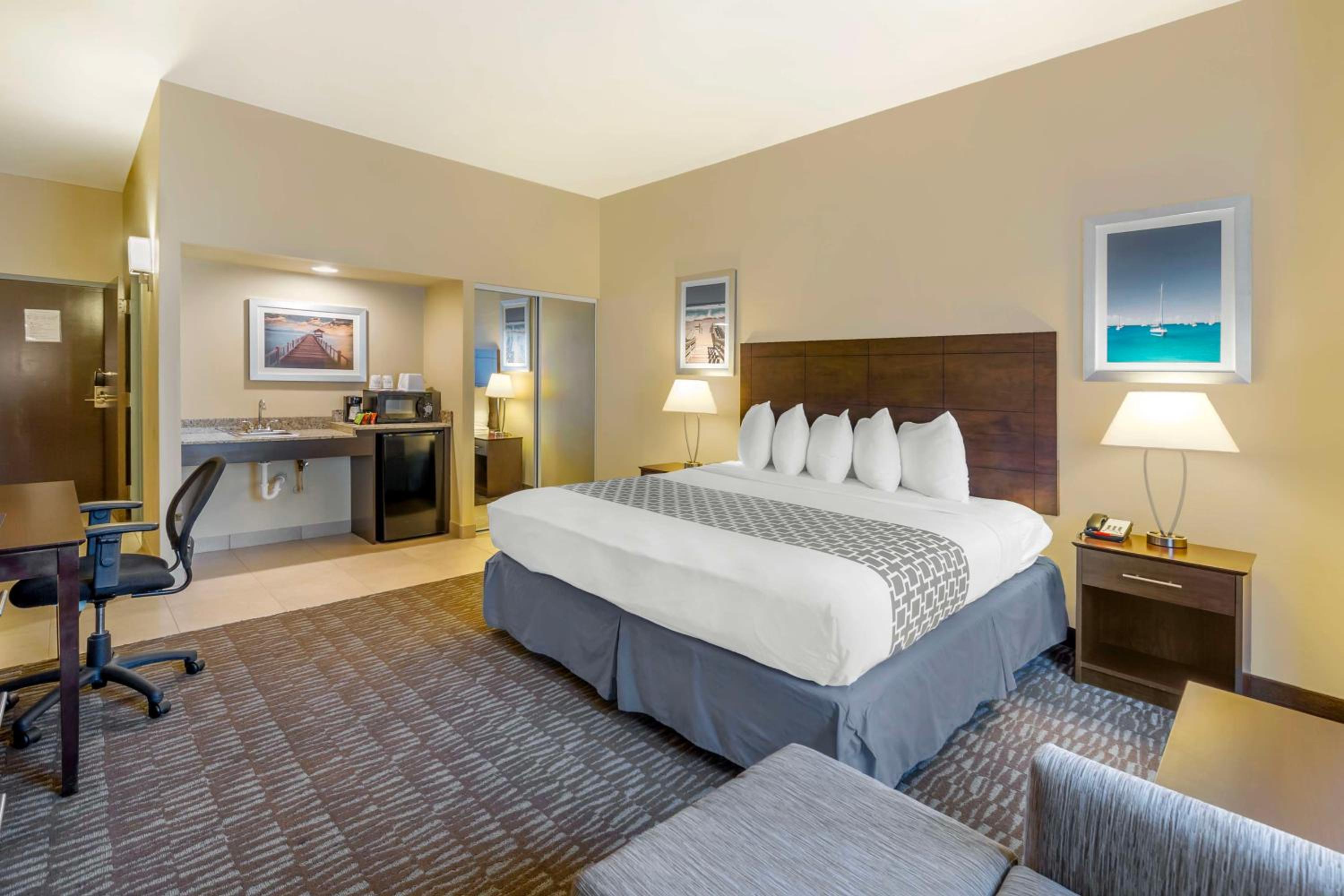 King Room - Non-Smoking - Photo 2