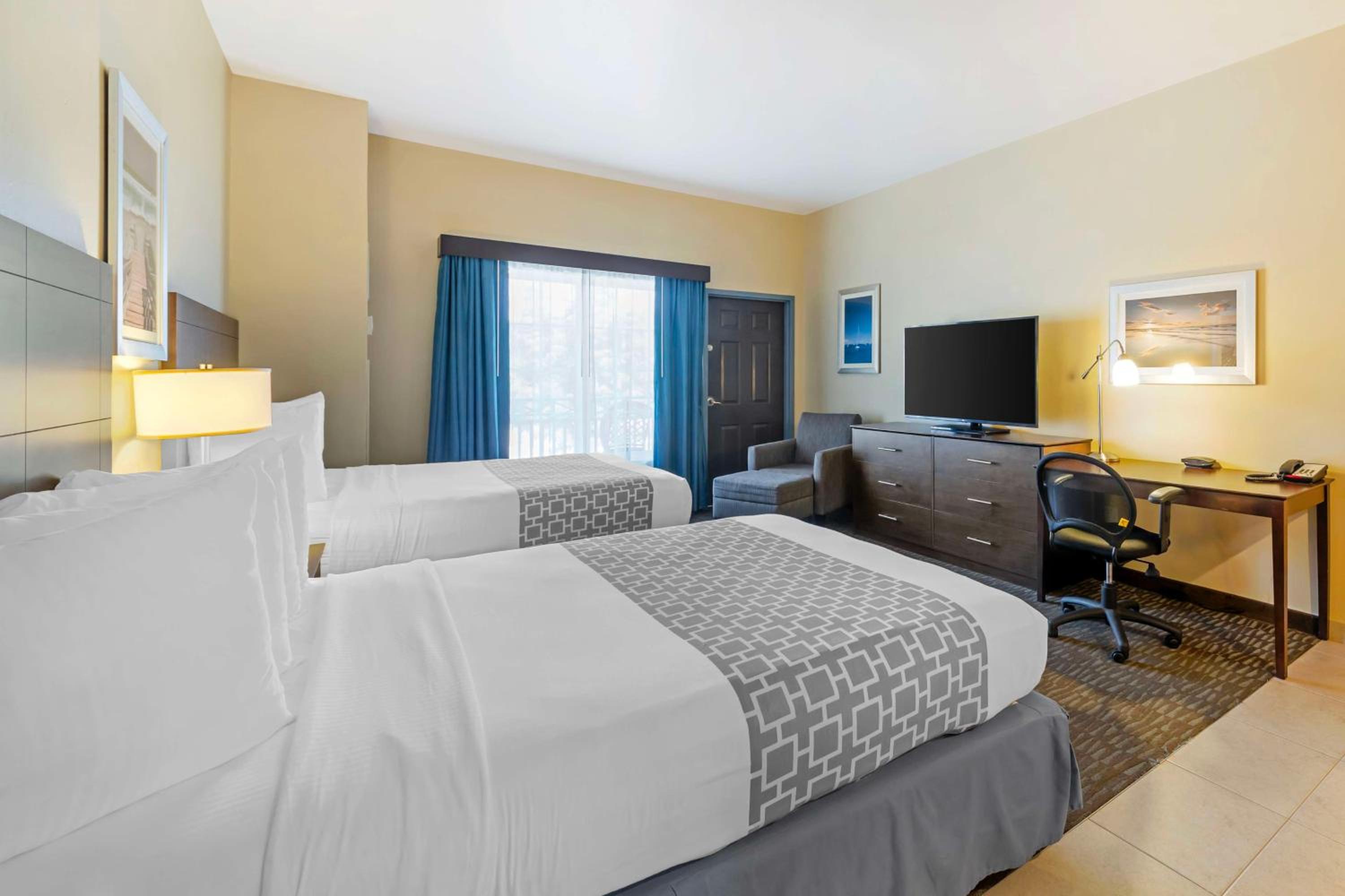 Queen Room with Two Queen Beds - Non-Smoking - Photo 3