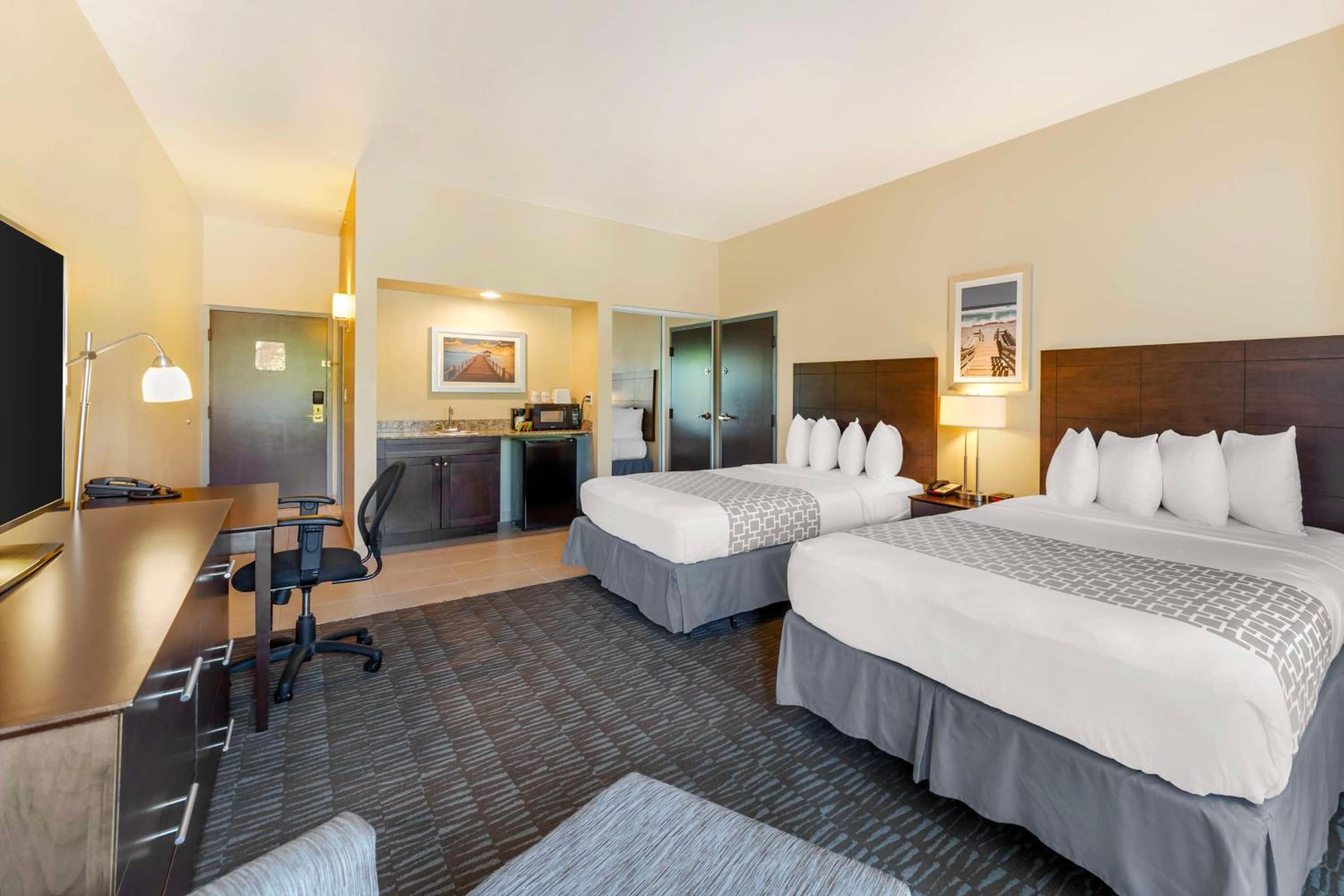 Double Room with Two Double Beds with Roll-in Shower - Hearing Accessible - Photo 3