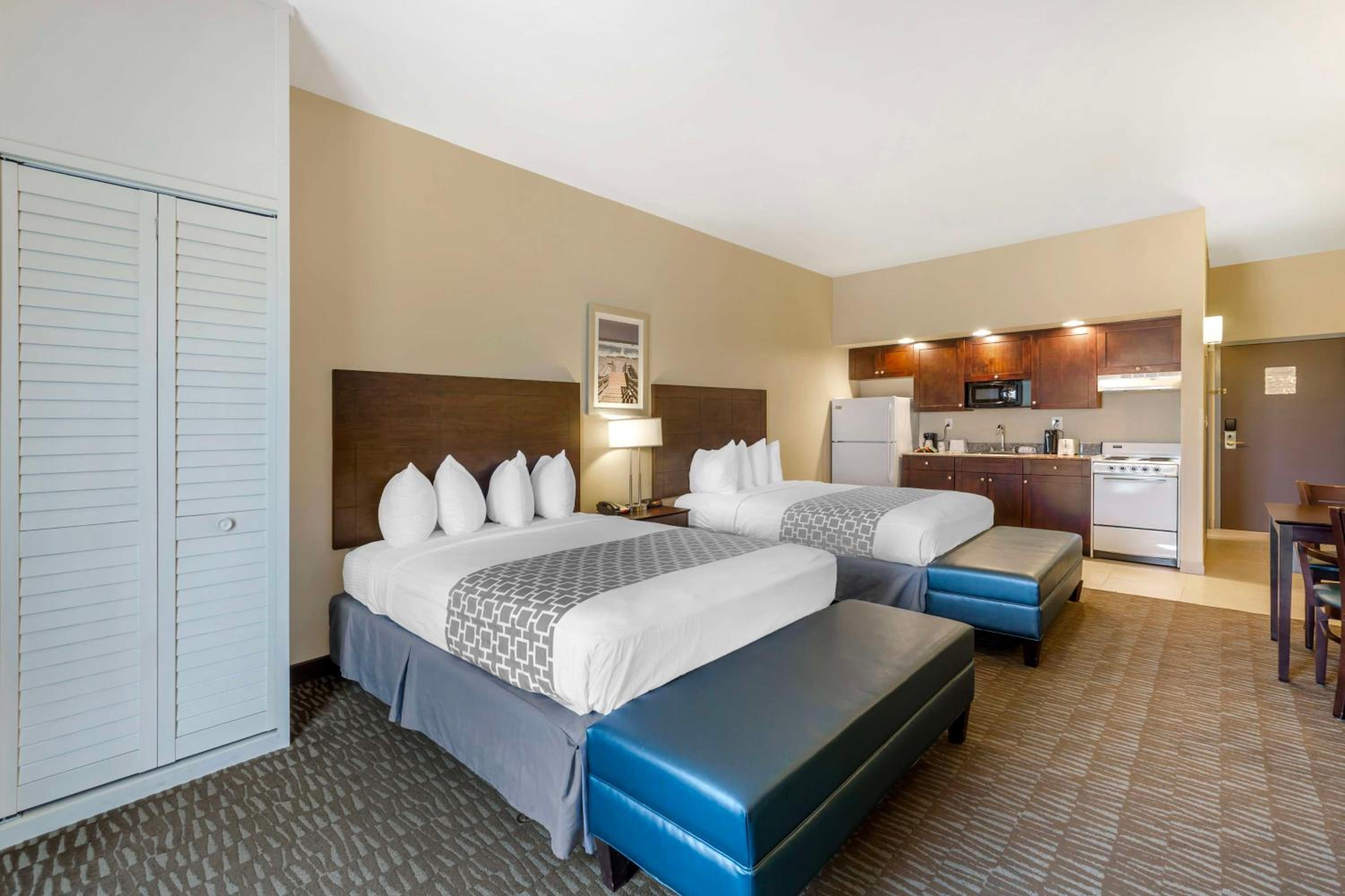 Queen Room with Two Queen Beds - Photo 4