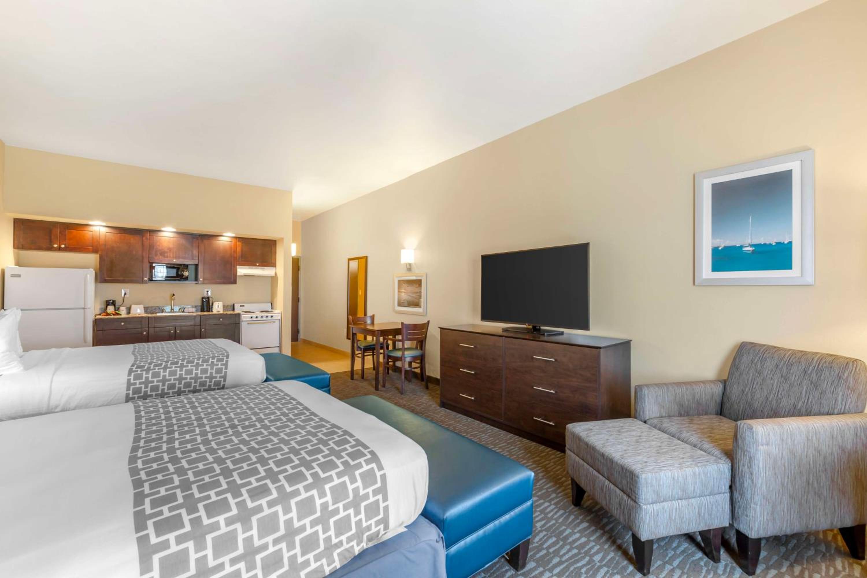 Queen Room with Two Queen Beds - Photo 3
