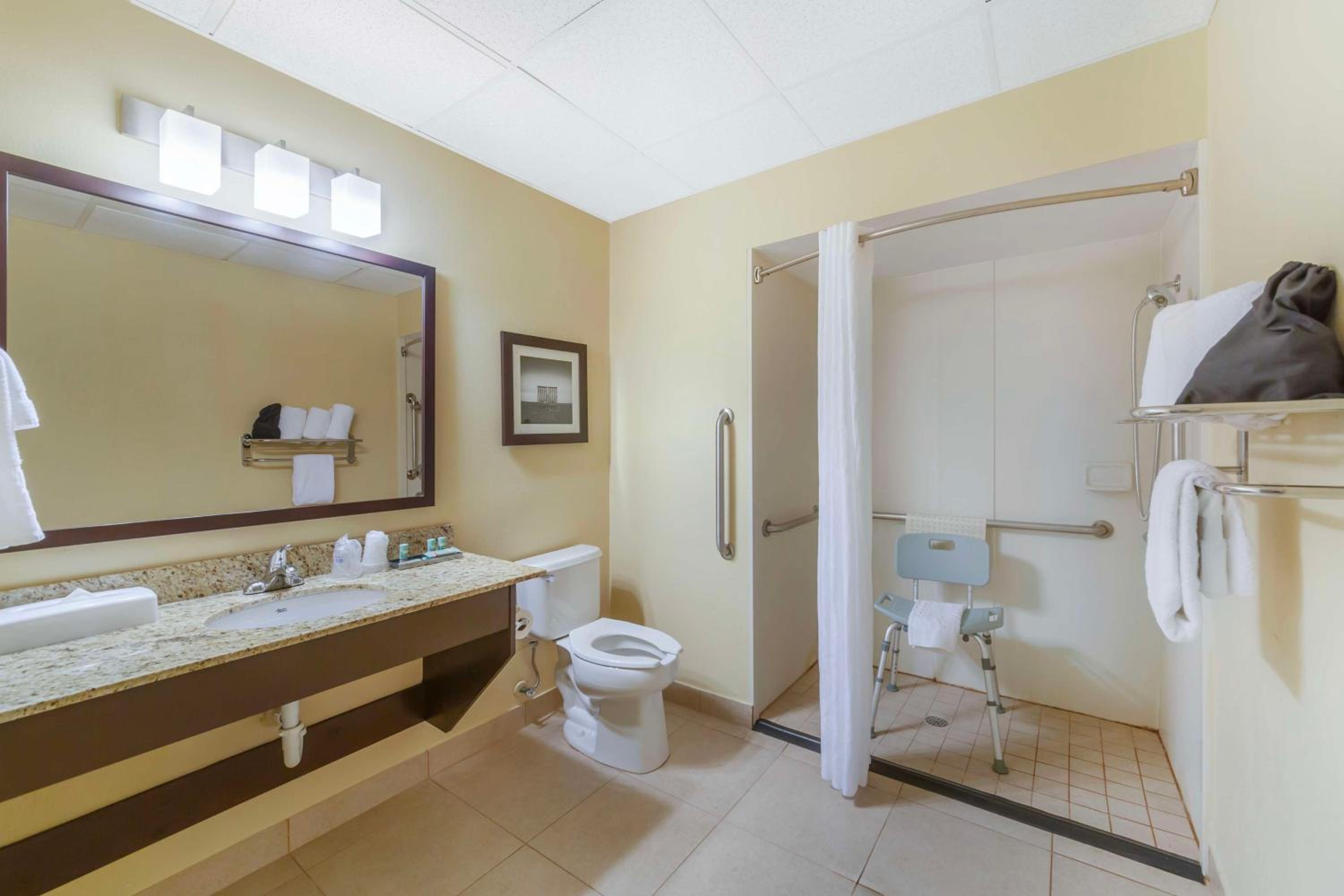 Double Room with Two Double Beds with Roll-in Shower - Hearing Accessible - Photo 2
