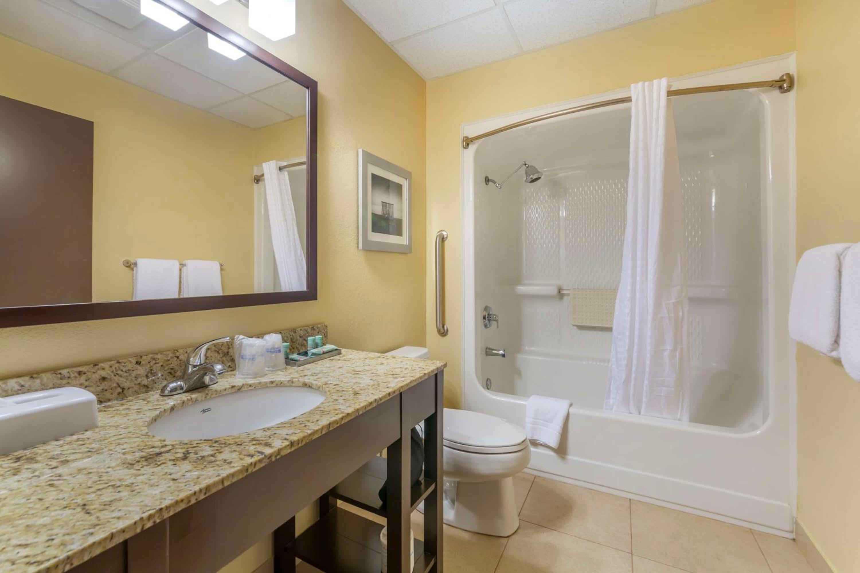 Queen Suite with 2 Queen Beds - Photo 4