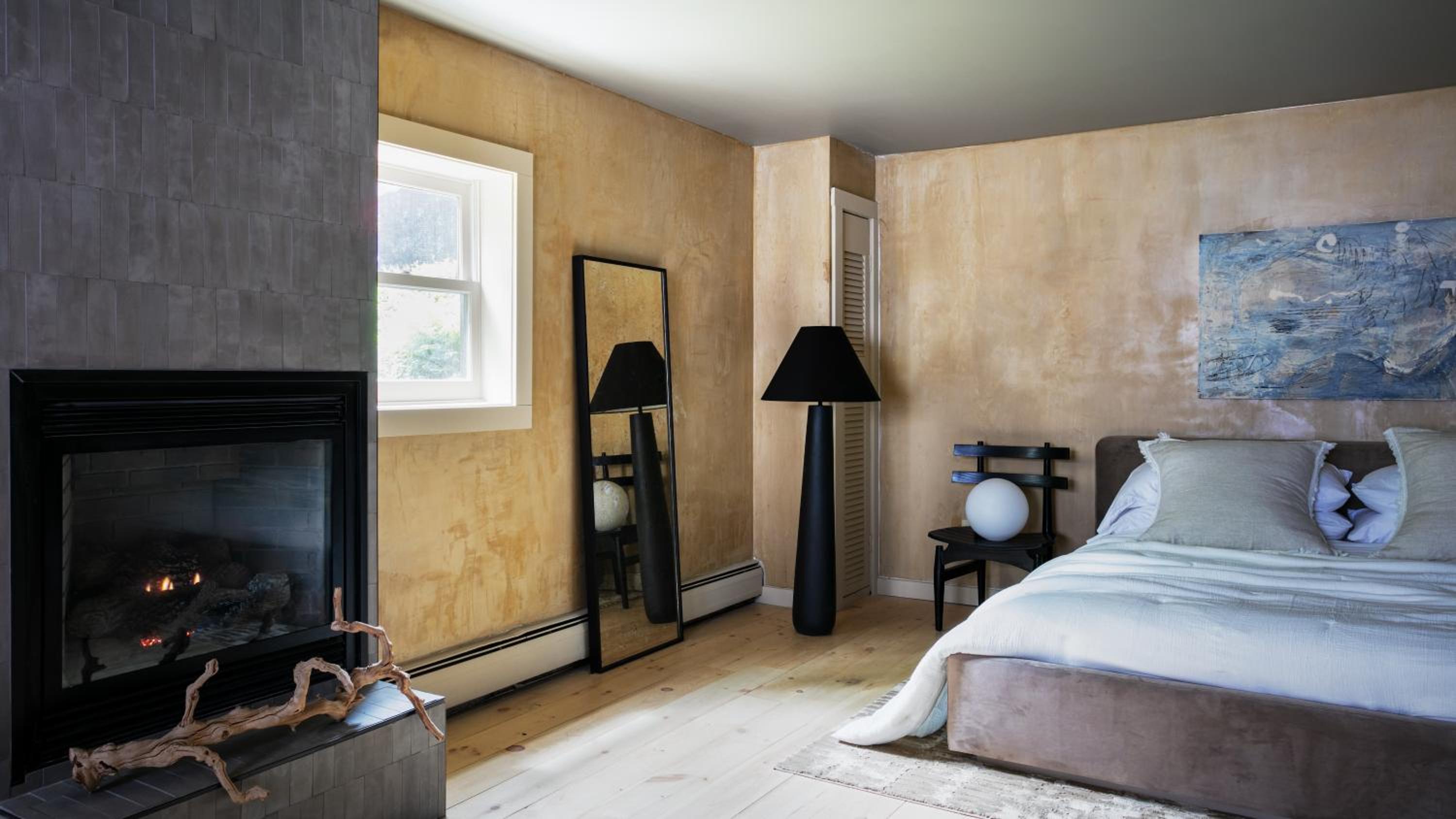 King Junior Suite with Fireplace Accessible photo 1