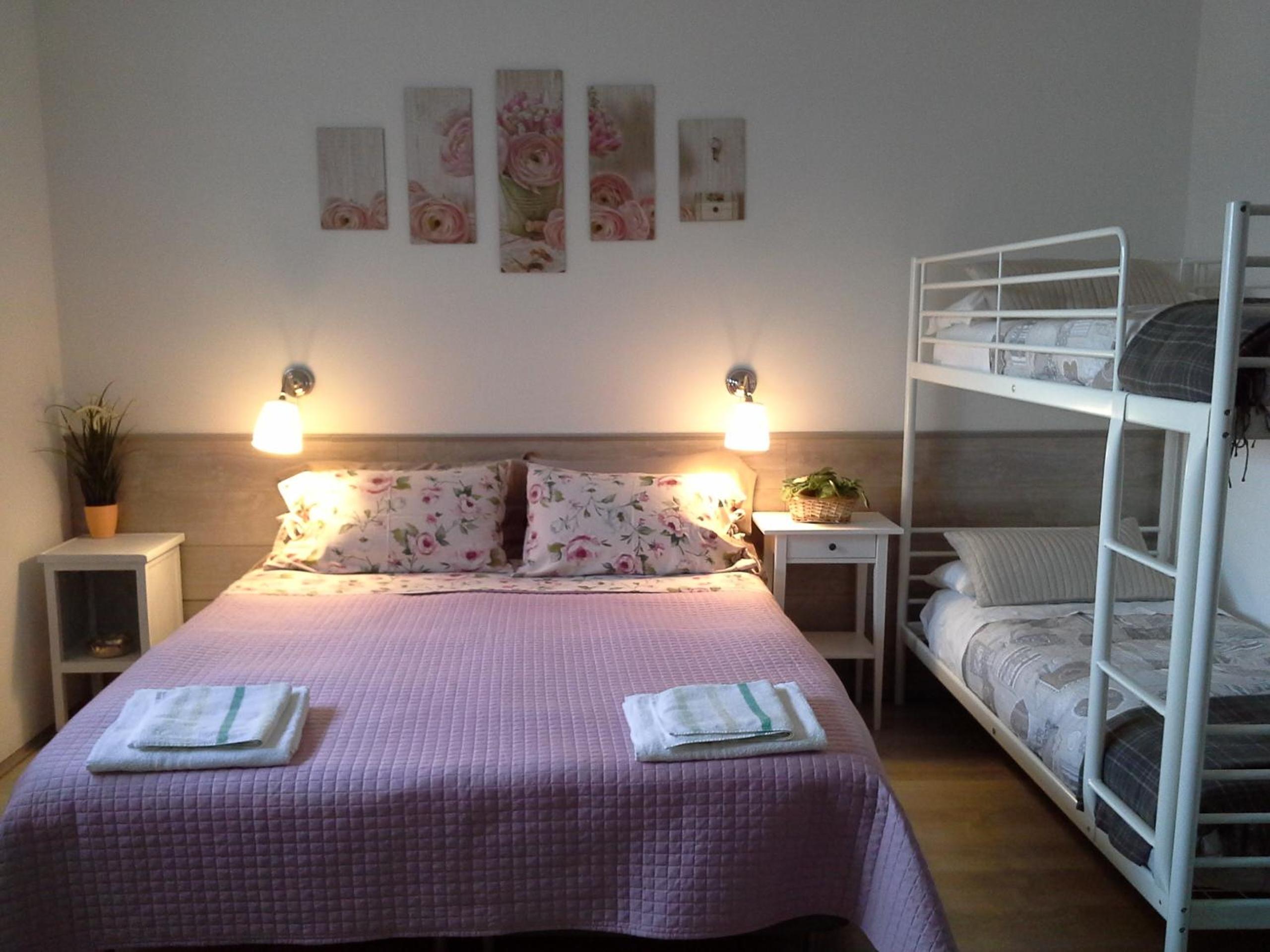 Quadruple Room with Private Bathroom - Photo 3