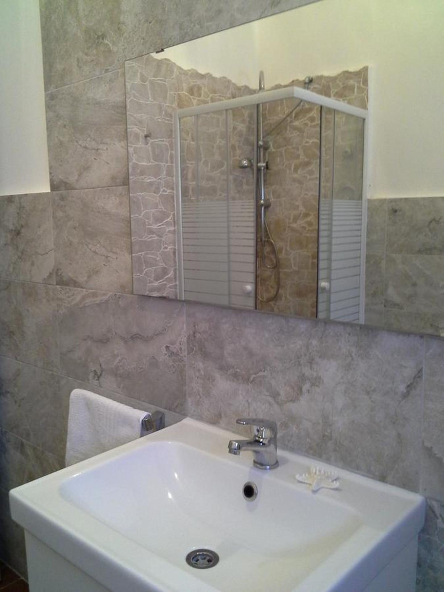 Quadruple Room with Private Bathroom - Photo 2