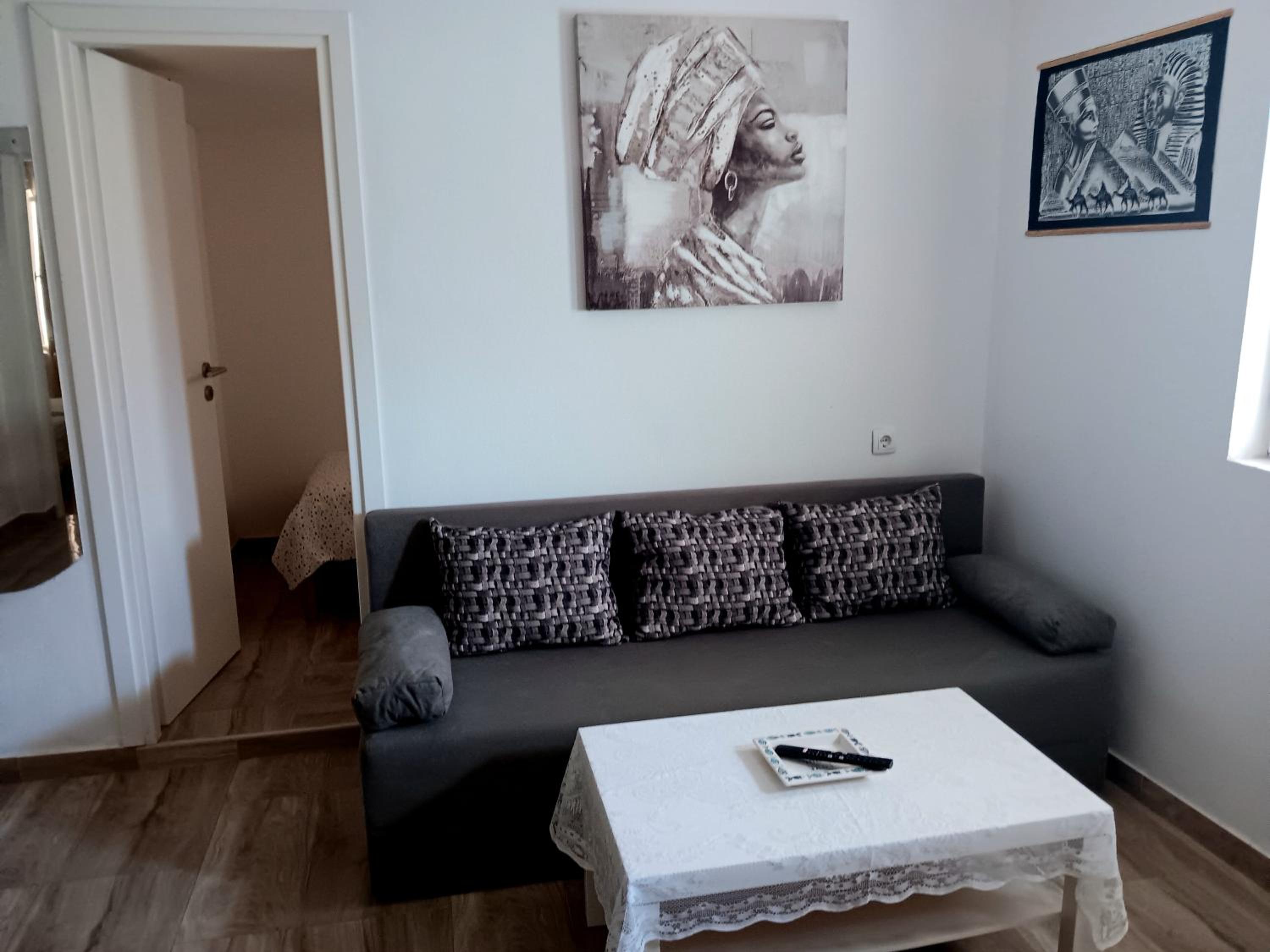 Apartment with Terrace - Photo 4