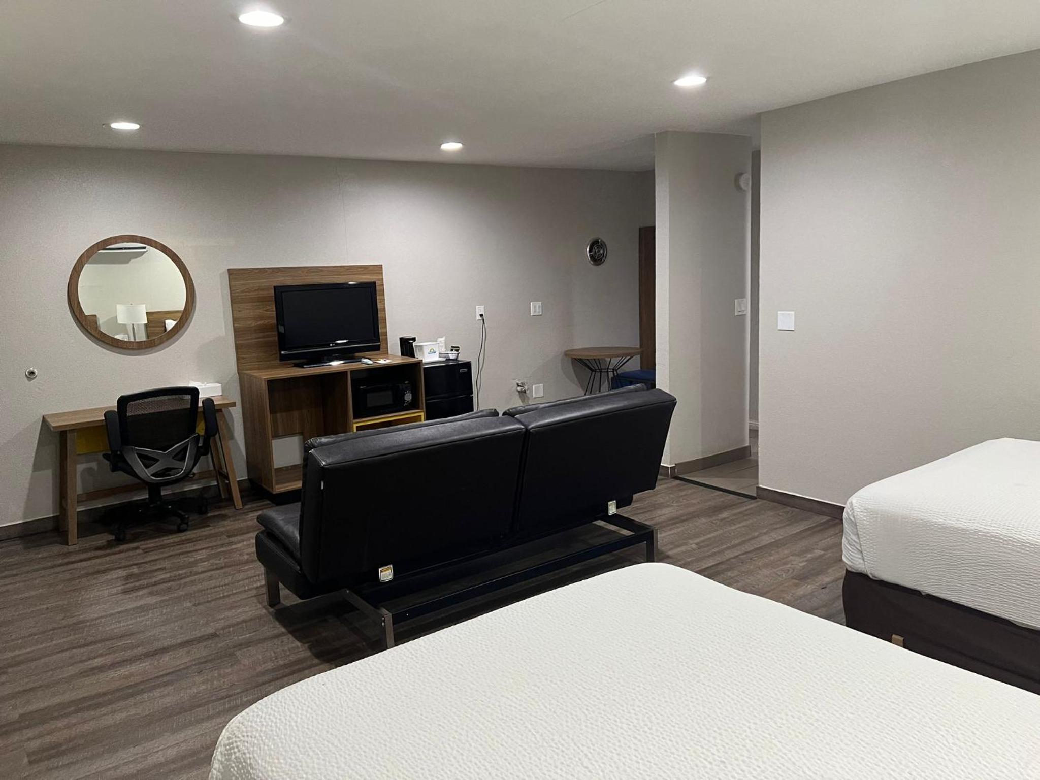 Double Studio Suite - Non-Smoking photo 3