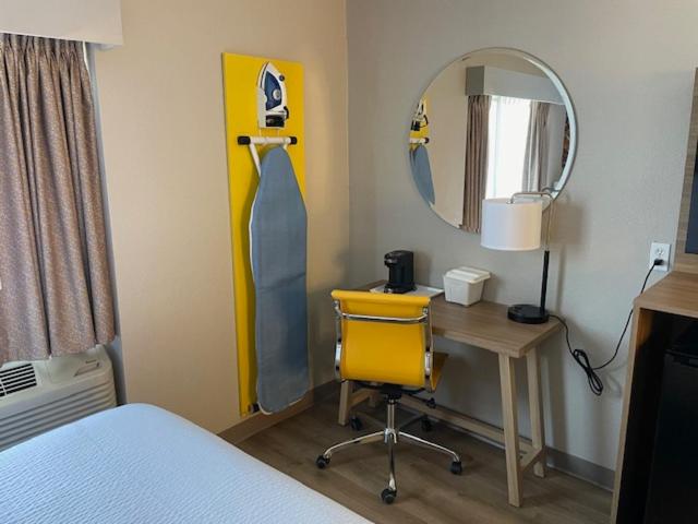 Queen Room with Two Queen Beds - Mobility Access/Non-Smoking - Photo 4