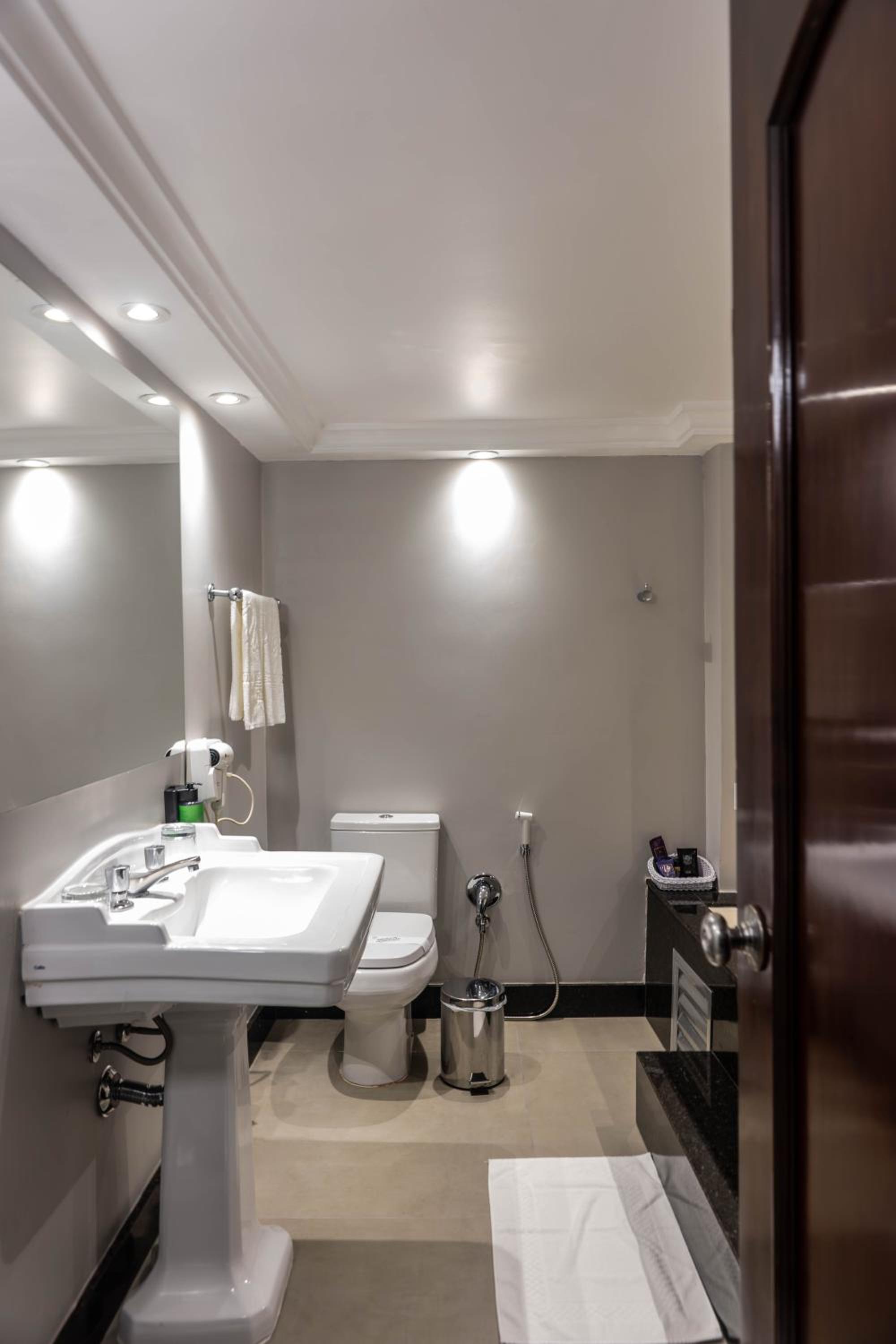 Executive Suite with Double Bed - Photo 28