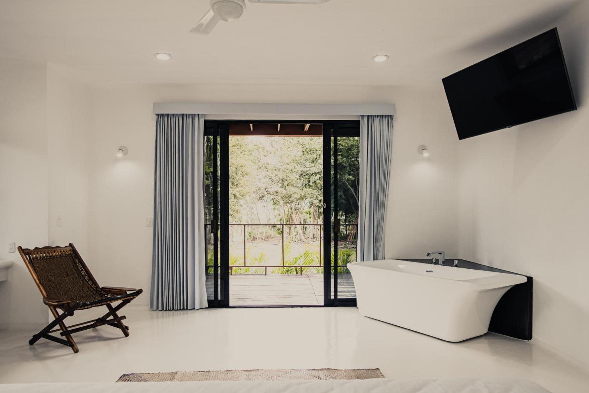 Deluxe Room - Photo 6