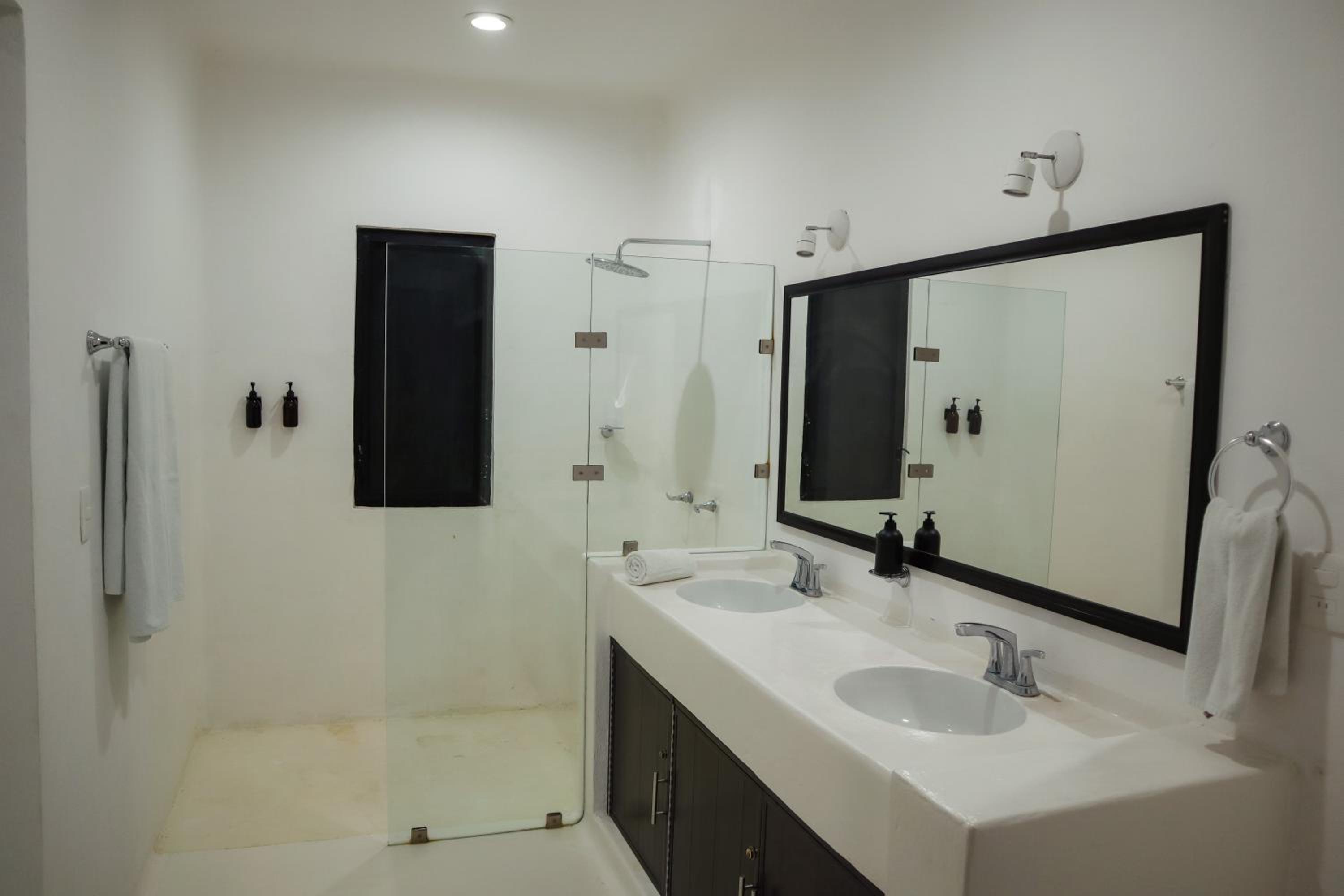 Deluxe Room - Photo 5